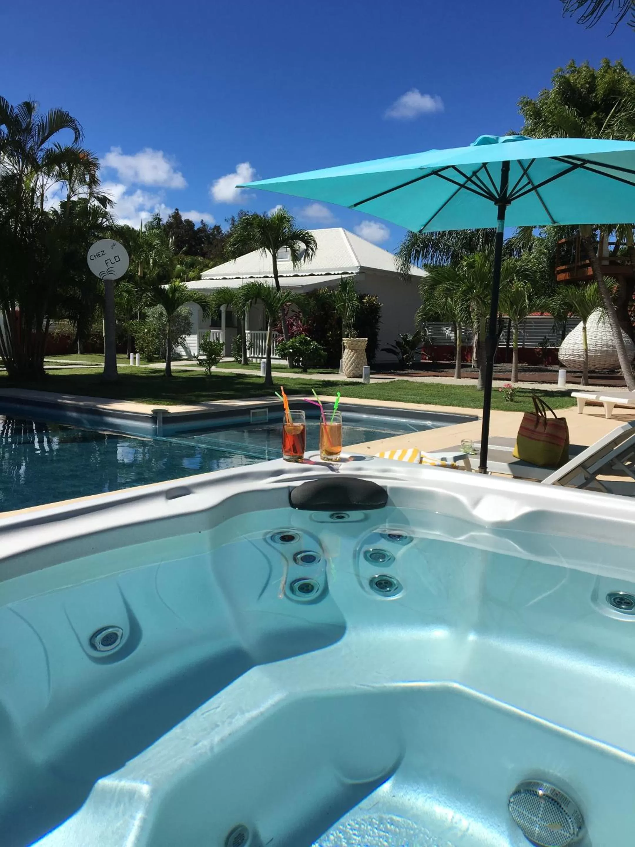 Property building in Chambres d'hôtes et villas chez Flo