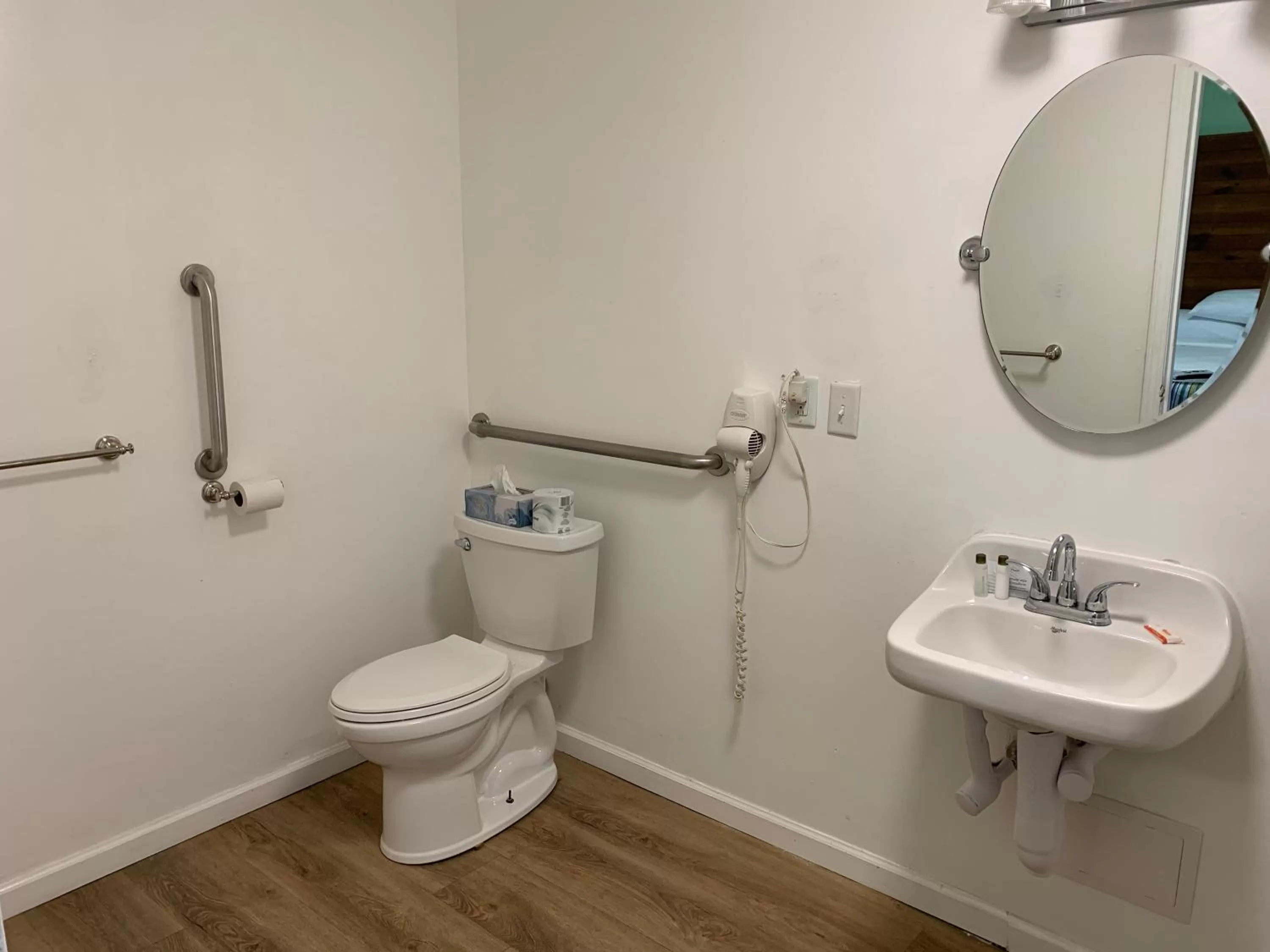 Bathroom in Lake Inn