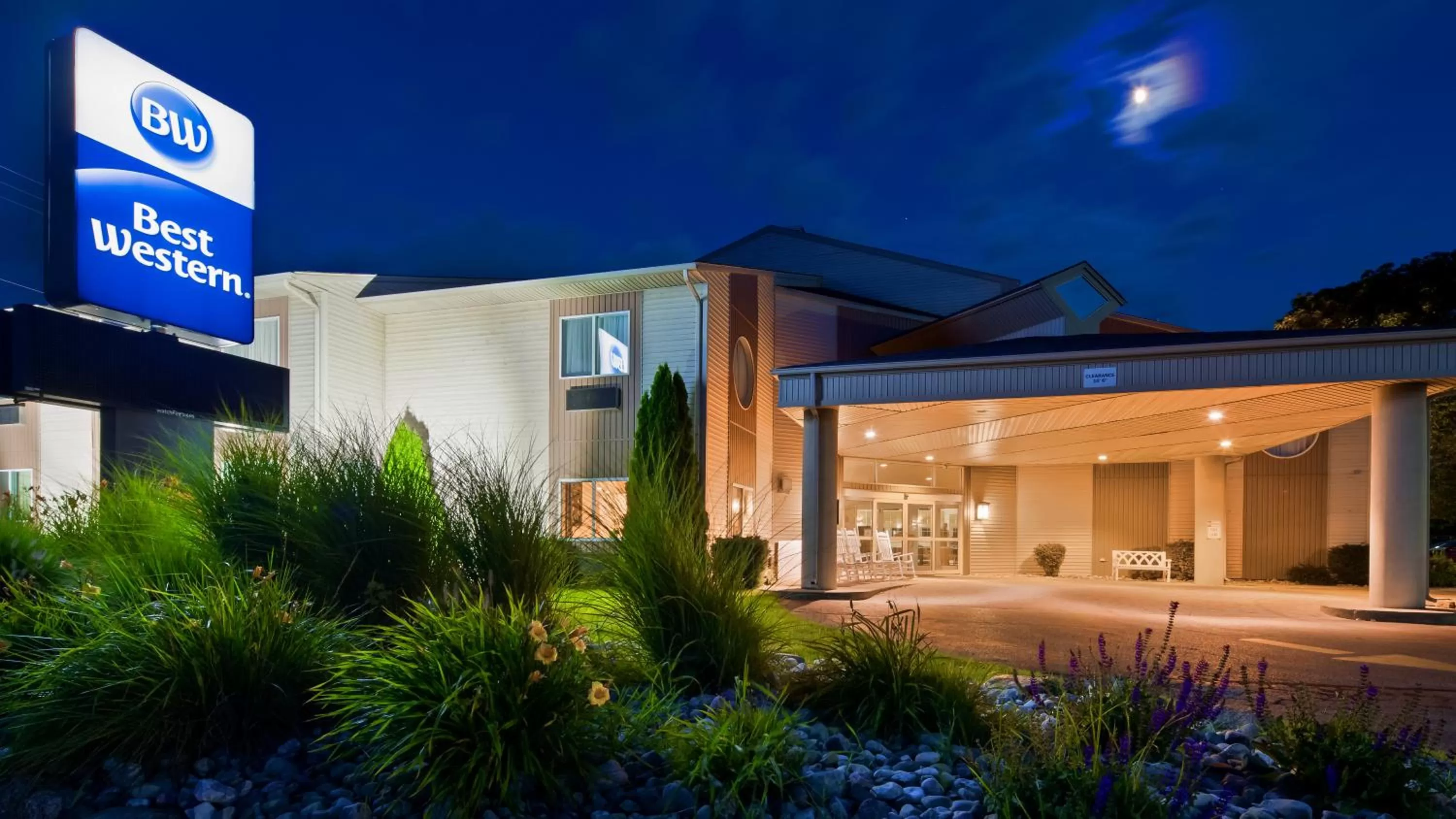 Property building in Best Western Lakewinds