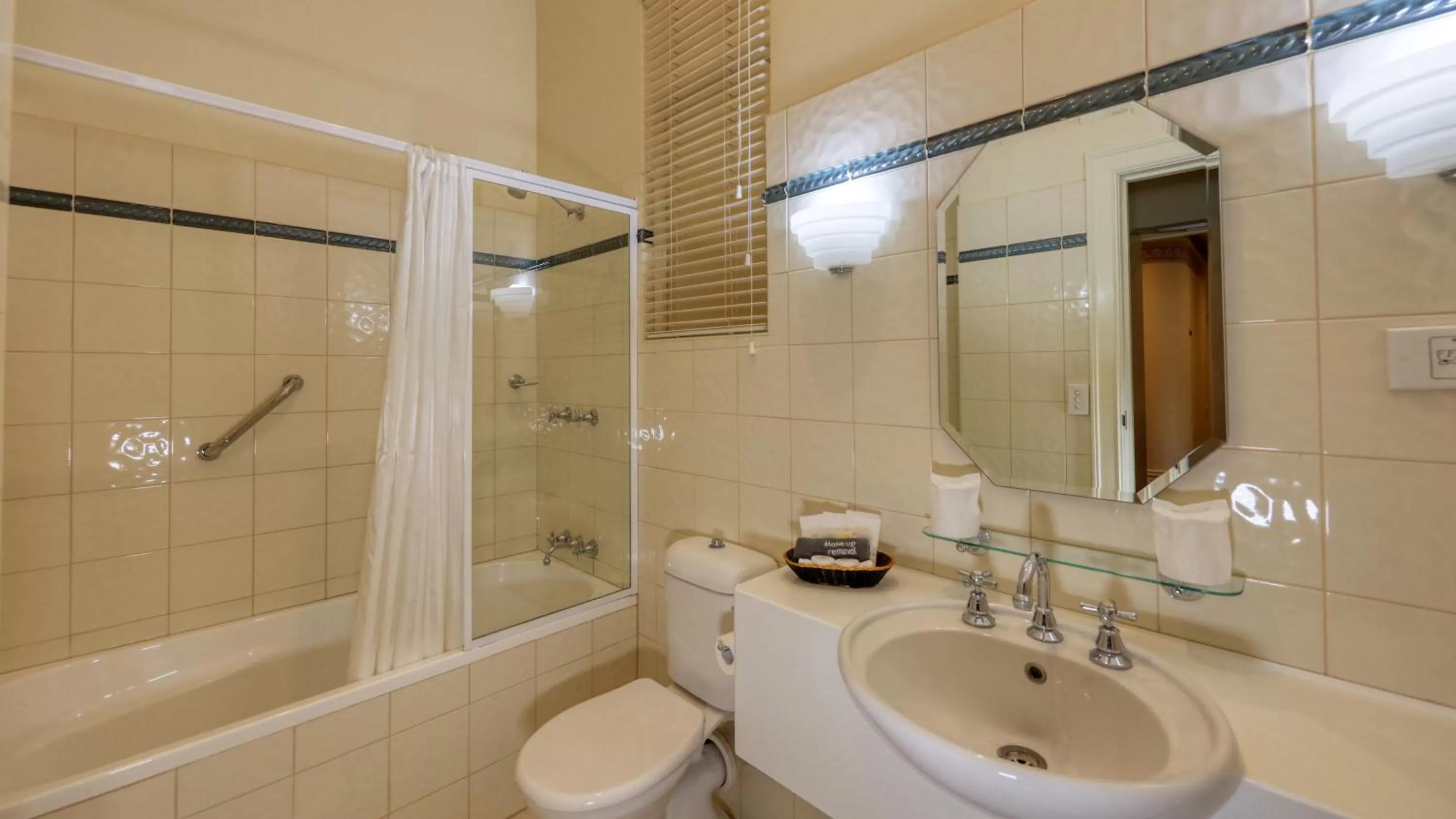 Shower in Royal Exchange Hotel