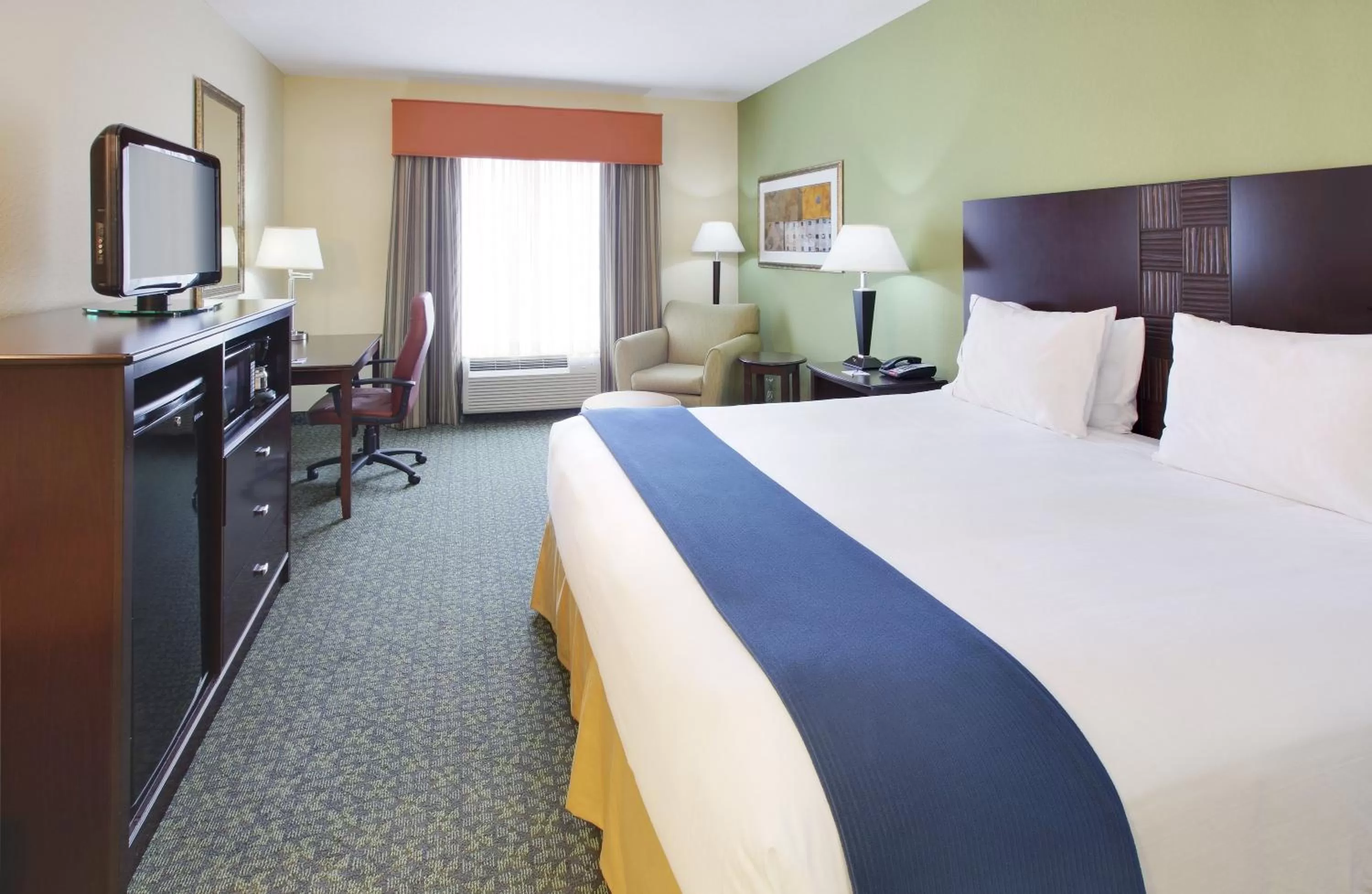 Photo of the whole room, Bed in Holiday Inn Express & Suites Covington by IHG