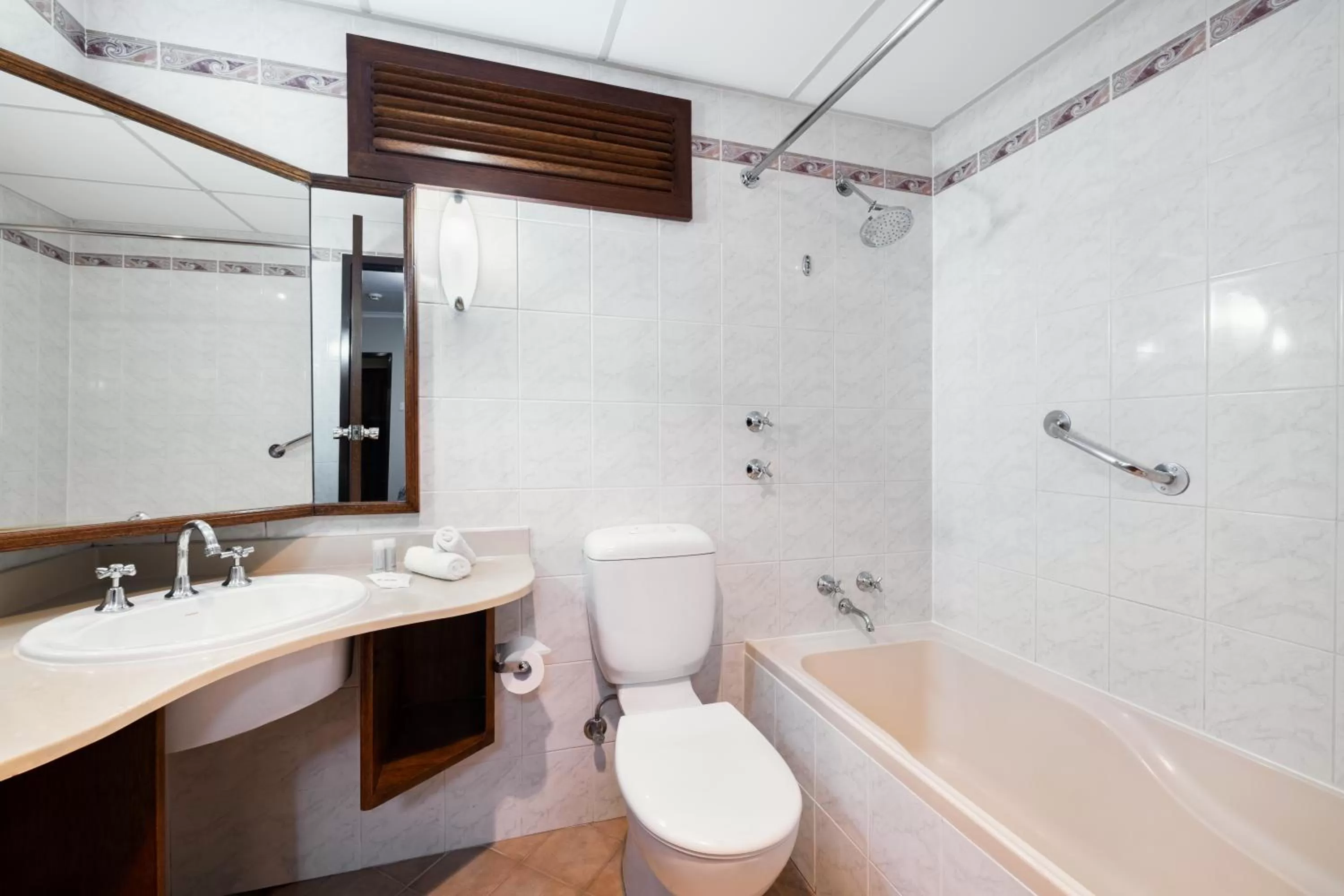 Shower in Adelaide Inn