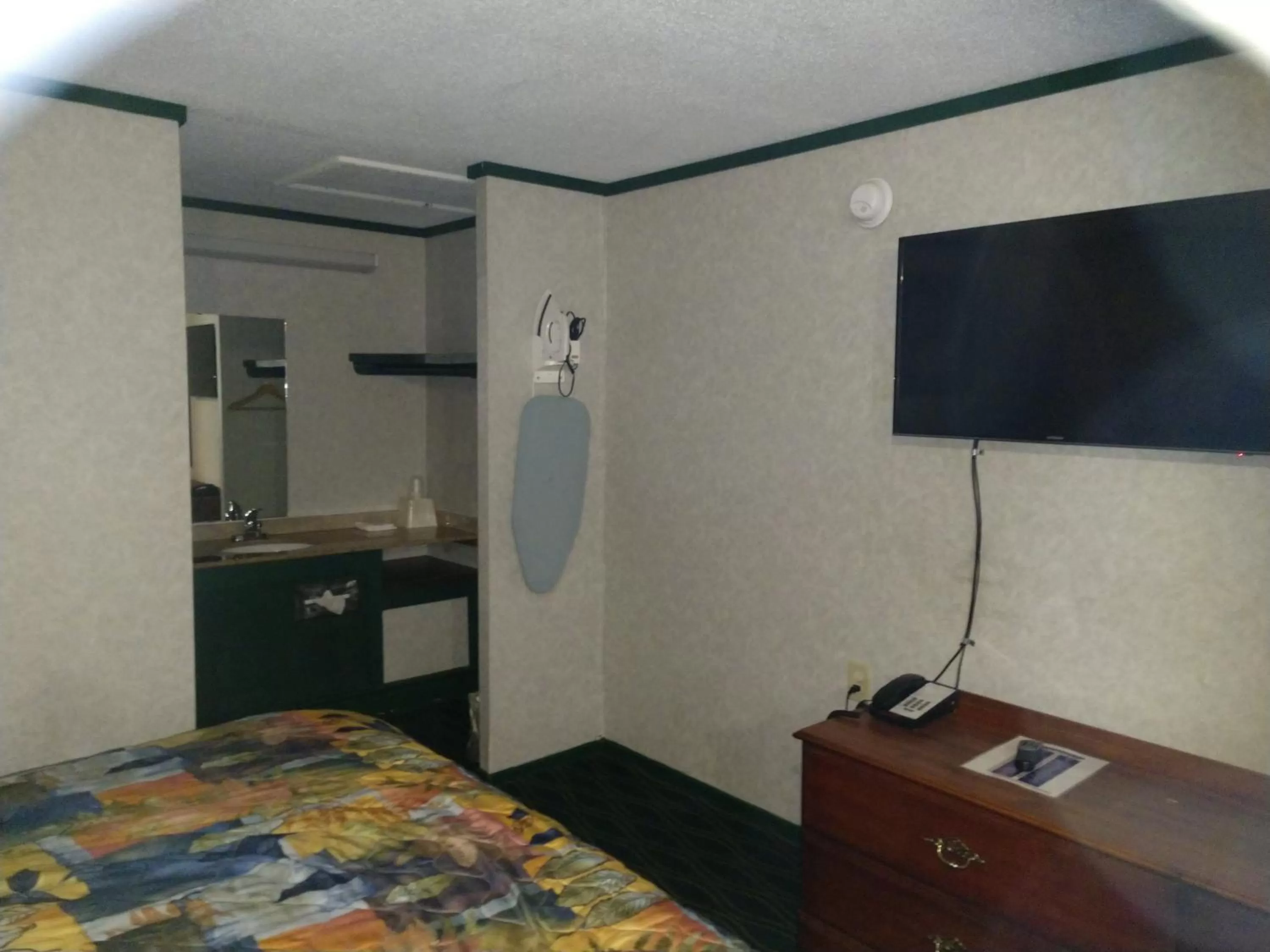 TV and multimedia, Bed in Kensington Inn - Howell