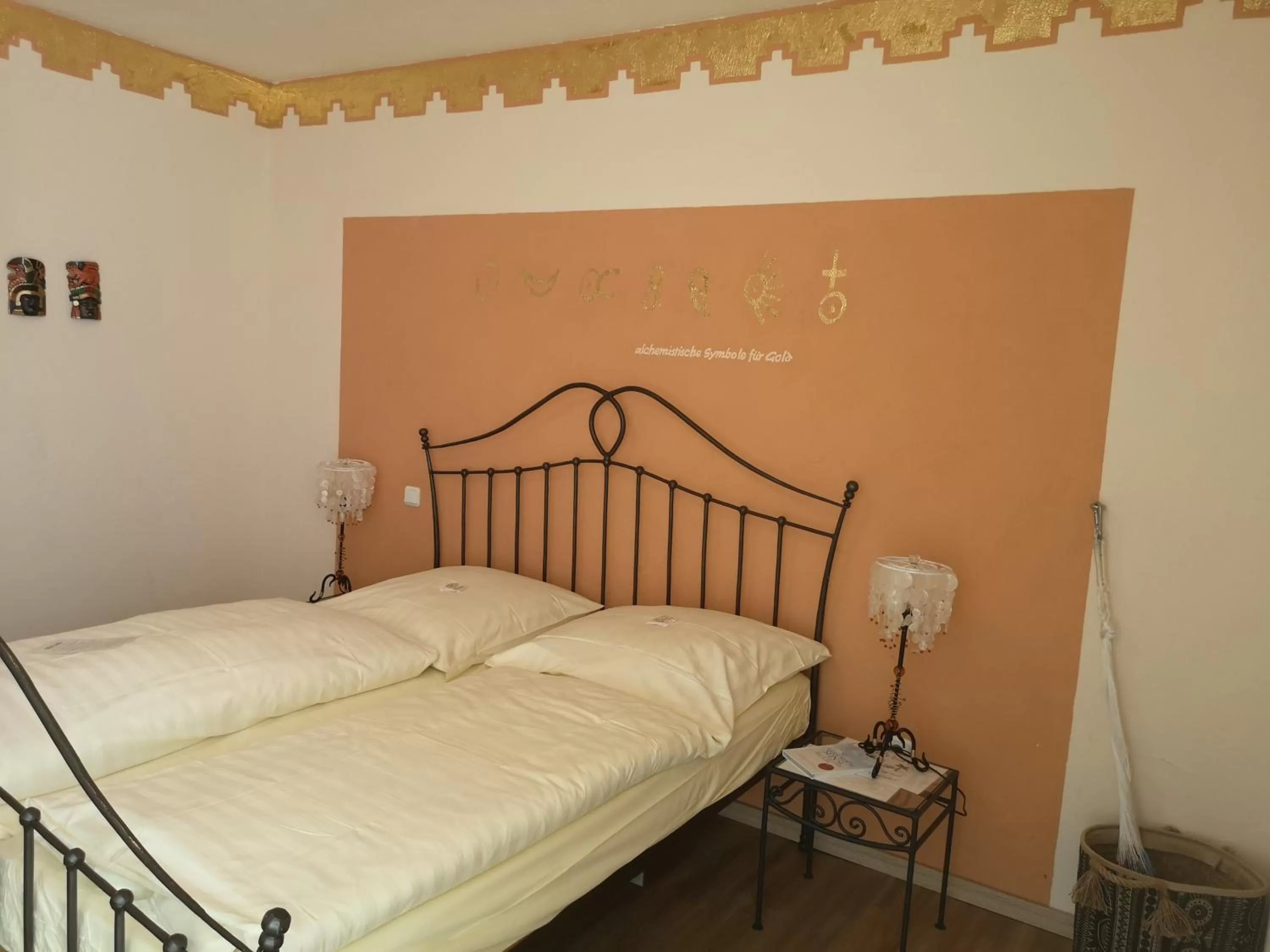 Bed in Hotel Goldflair am Rathaus