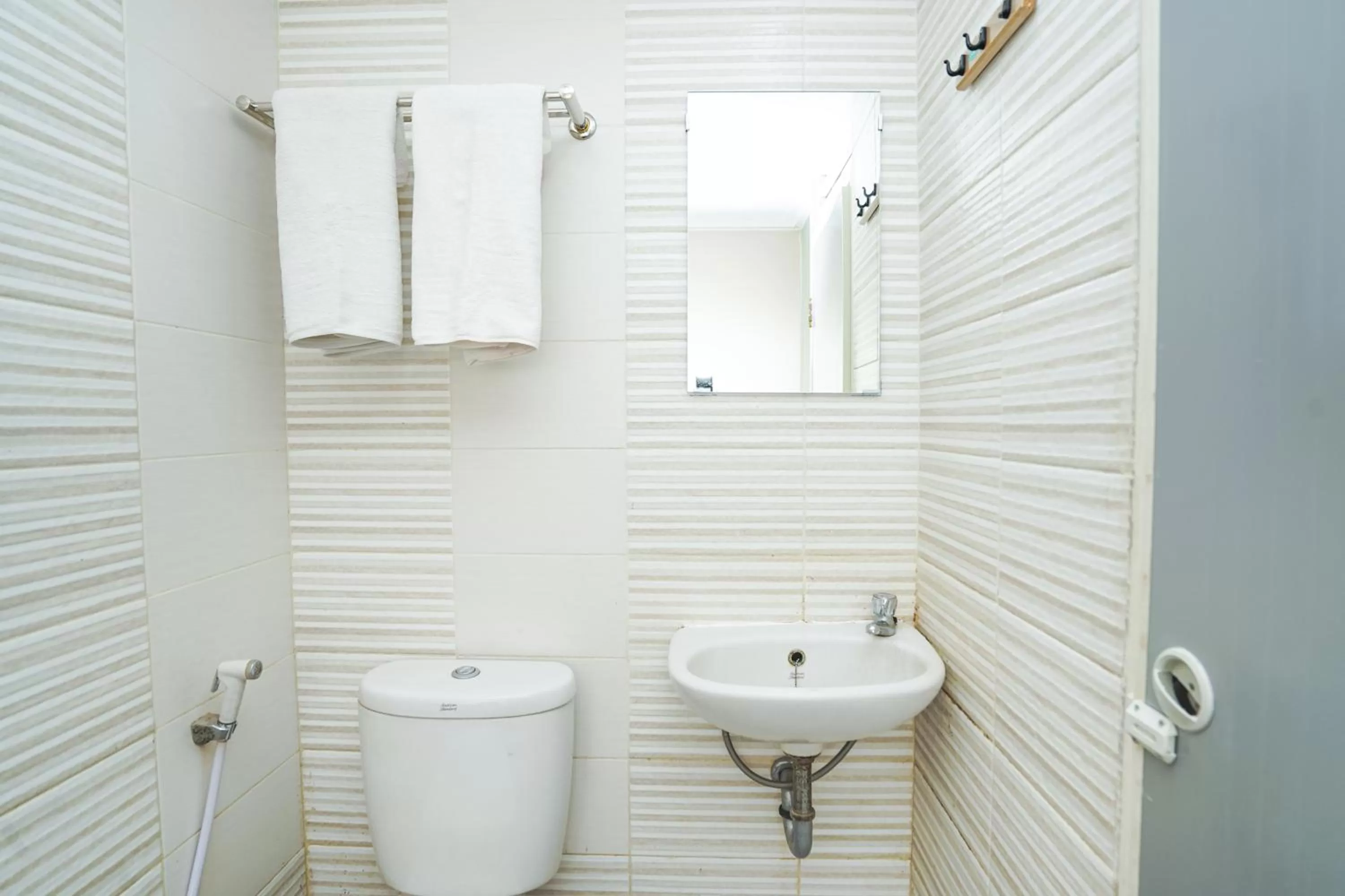 Bathroom in Pratisarawirya Guesthouse by ecommerceloka