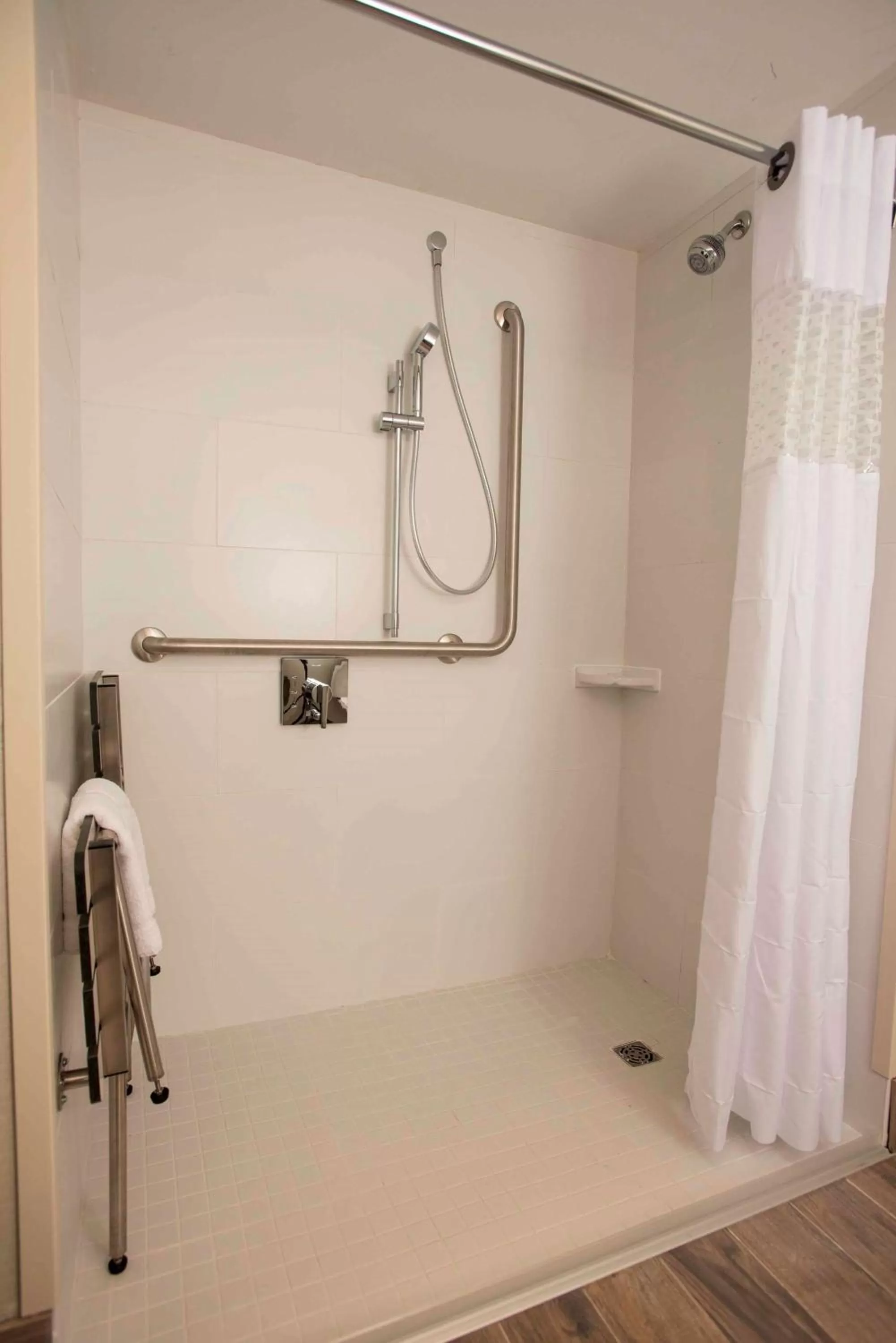 Bathroom in Hampton Inn & Suites by Hilton Thunder Bay