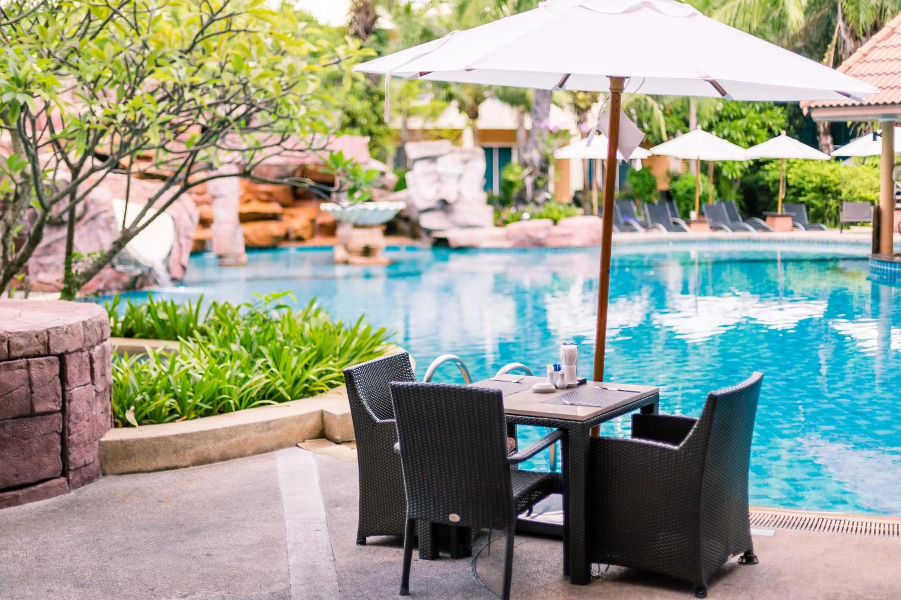 Restaurant/places to eat in Nova Platinum Hotel