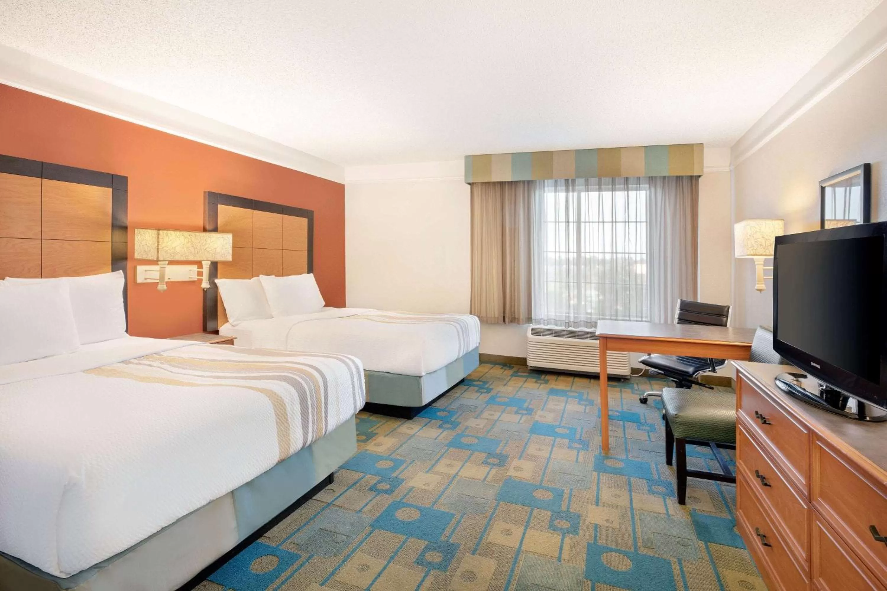 Photo of the whole room, Bed in La Quinta Inn and Suites by Wyndham, Ocala