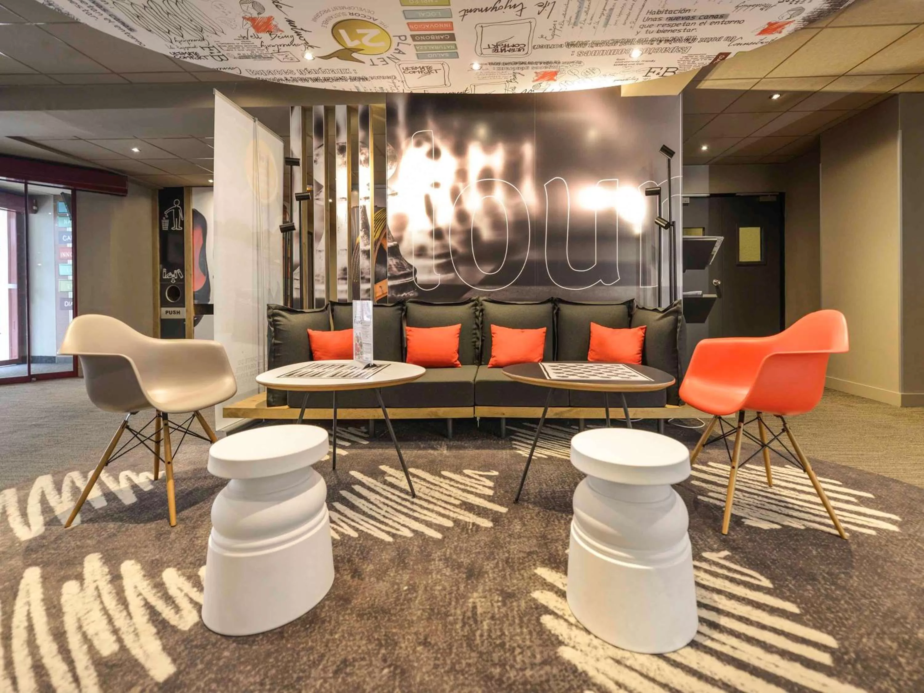 Lounge or bar in ibis Château de Fontainebleau