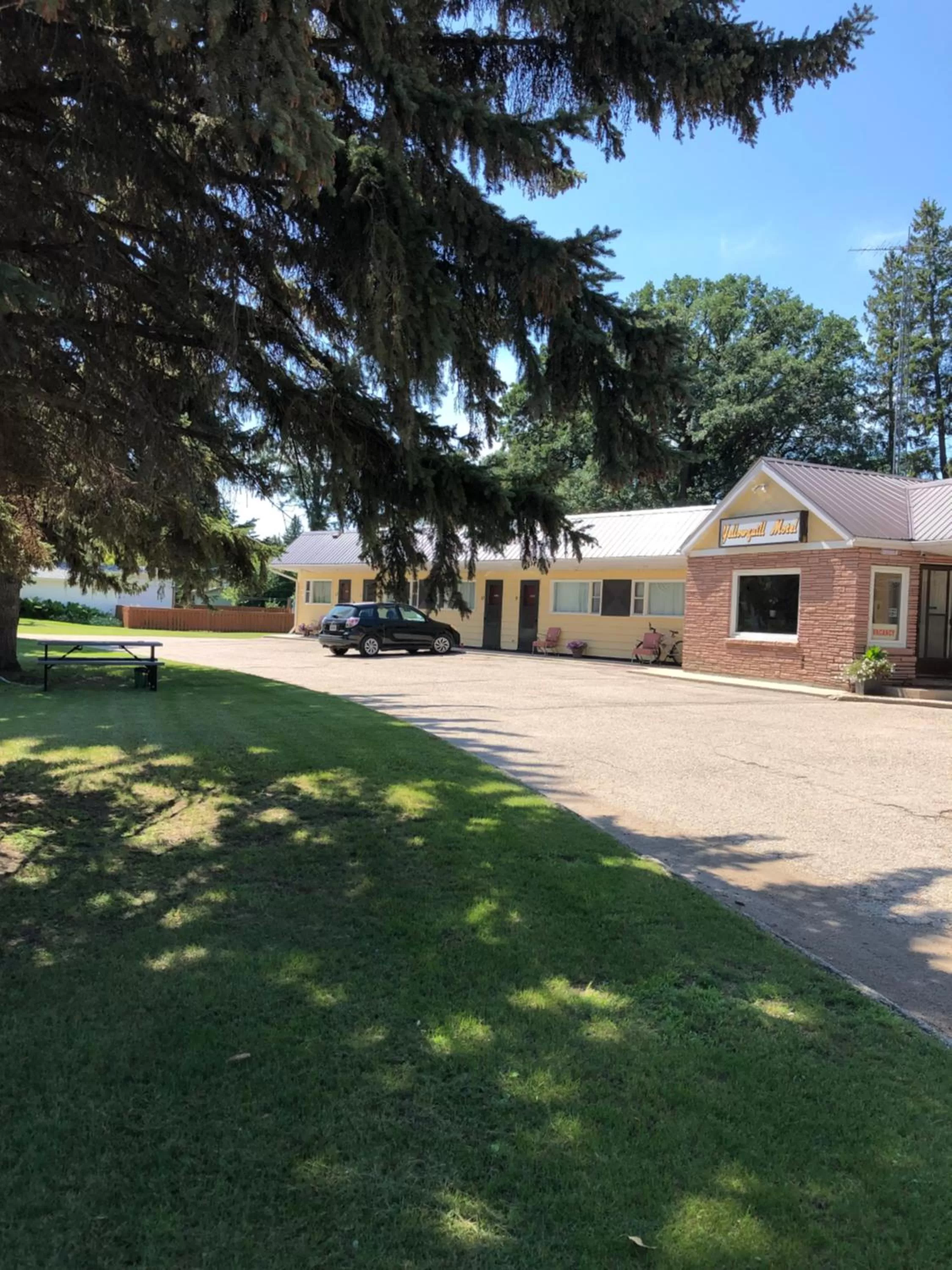 Property building in Yellow Quill Motel