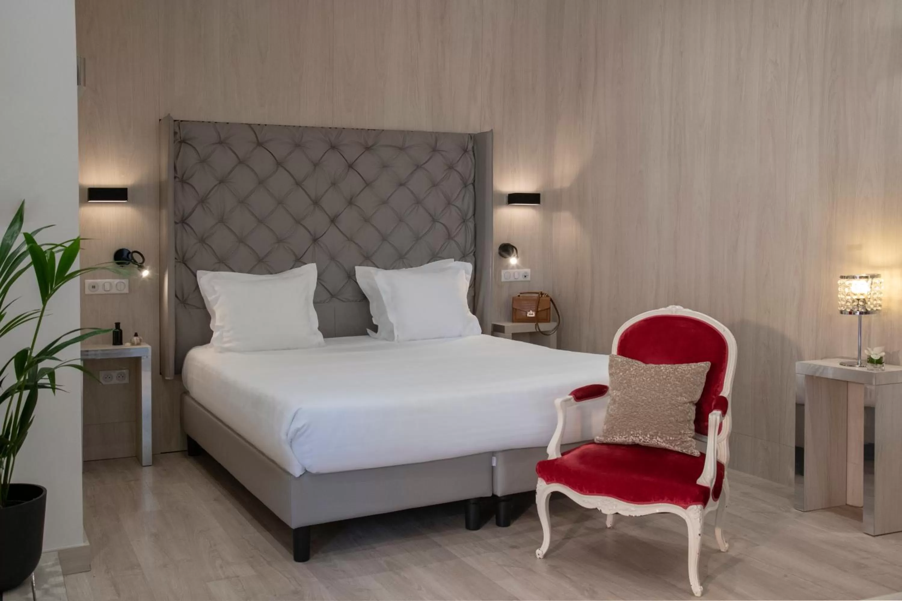 Bedroom, Bed in GOLDEN TULIP CANNES HOTEL de PARIS