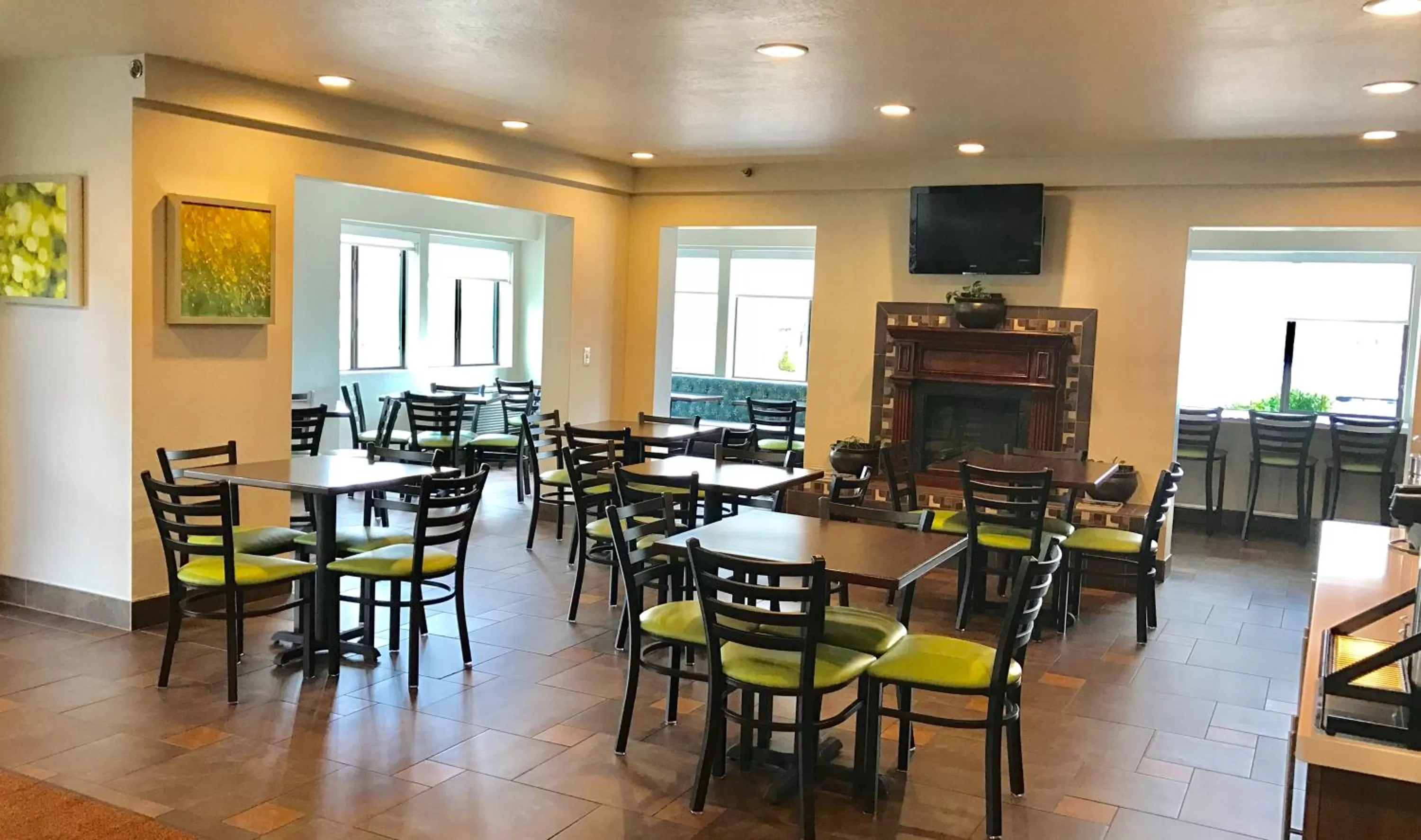 Restaurant/places to eat in Days Inn & Suites by Wyndham East Flagstaff