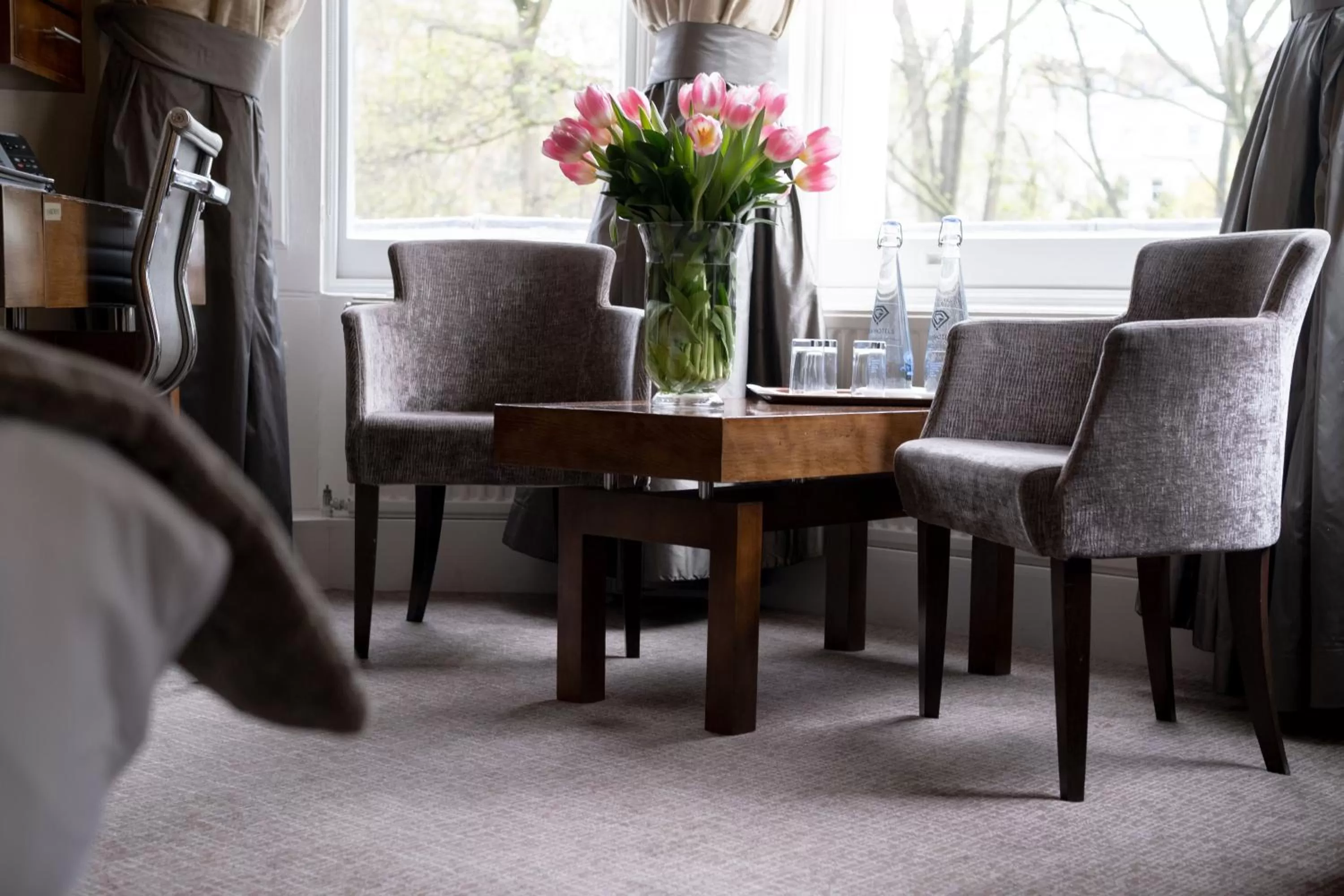 Seating area in Gem Strathmore Hotel