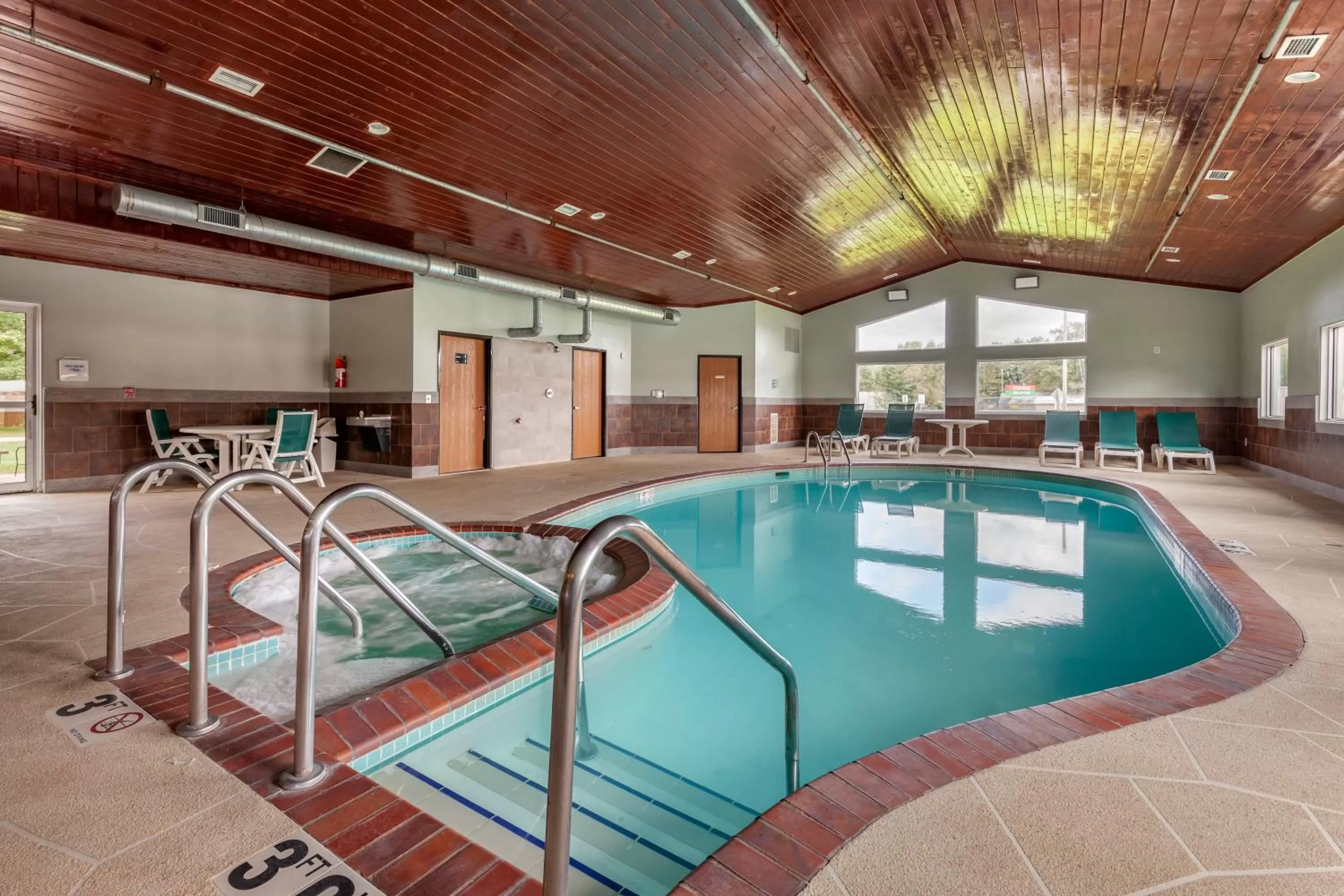 Swimming pool in Quality Inn Redgranite
