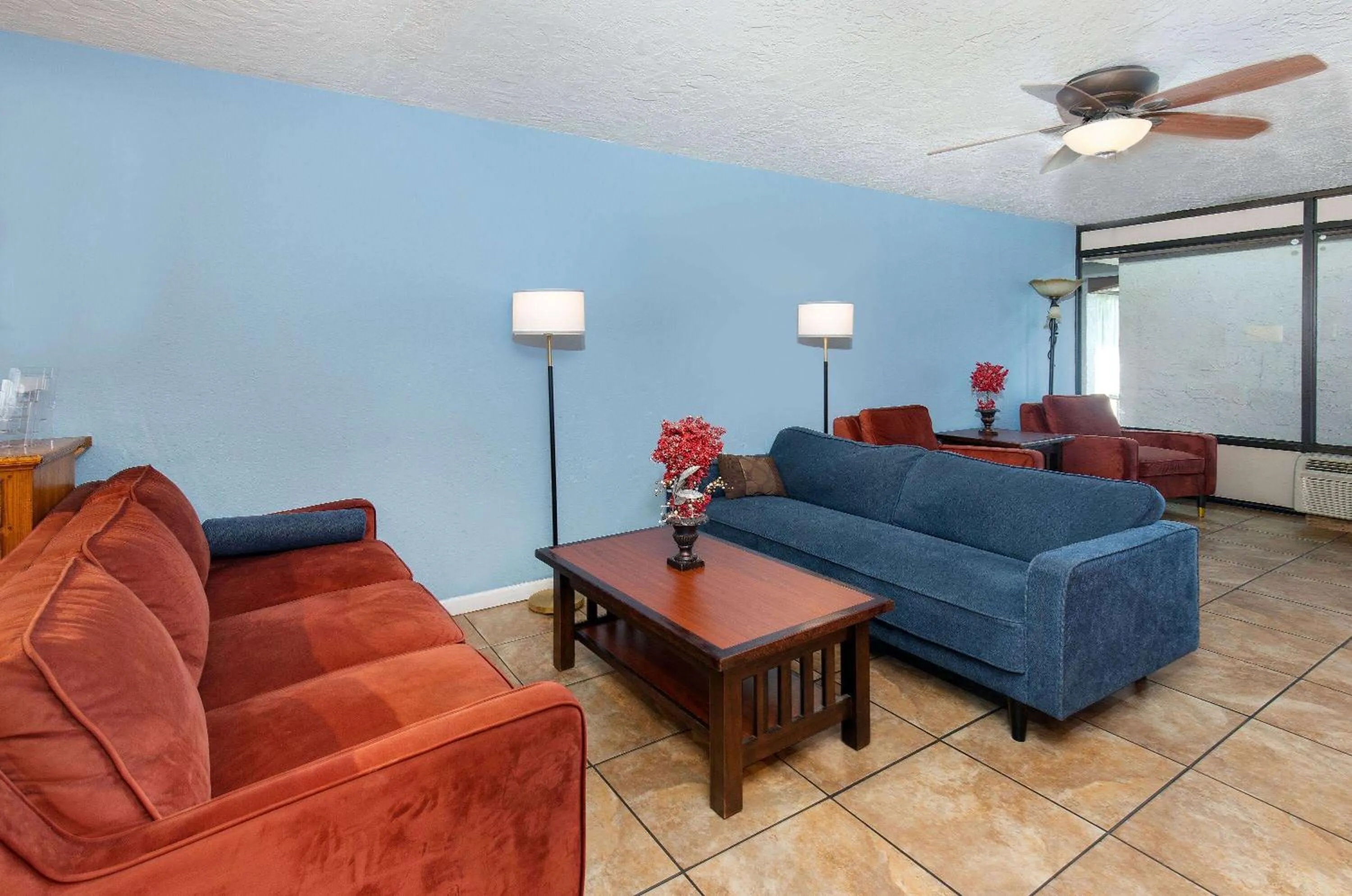 Lobby or reception in Americana Inn a Travelodge by Wyndham