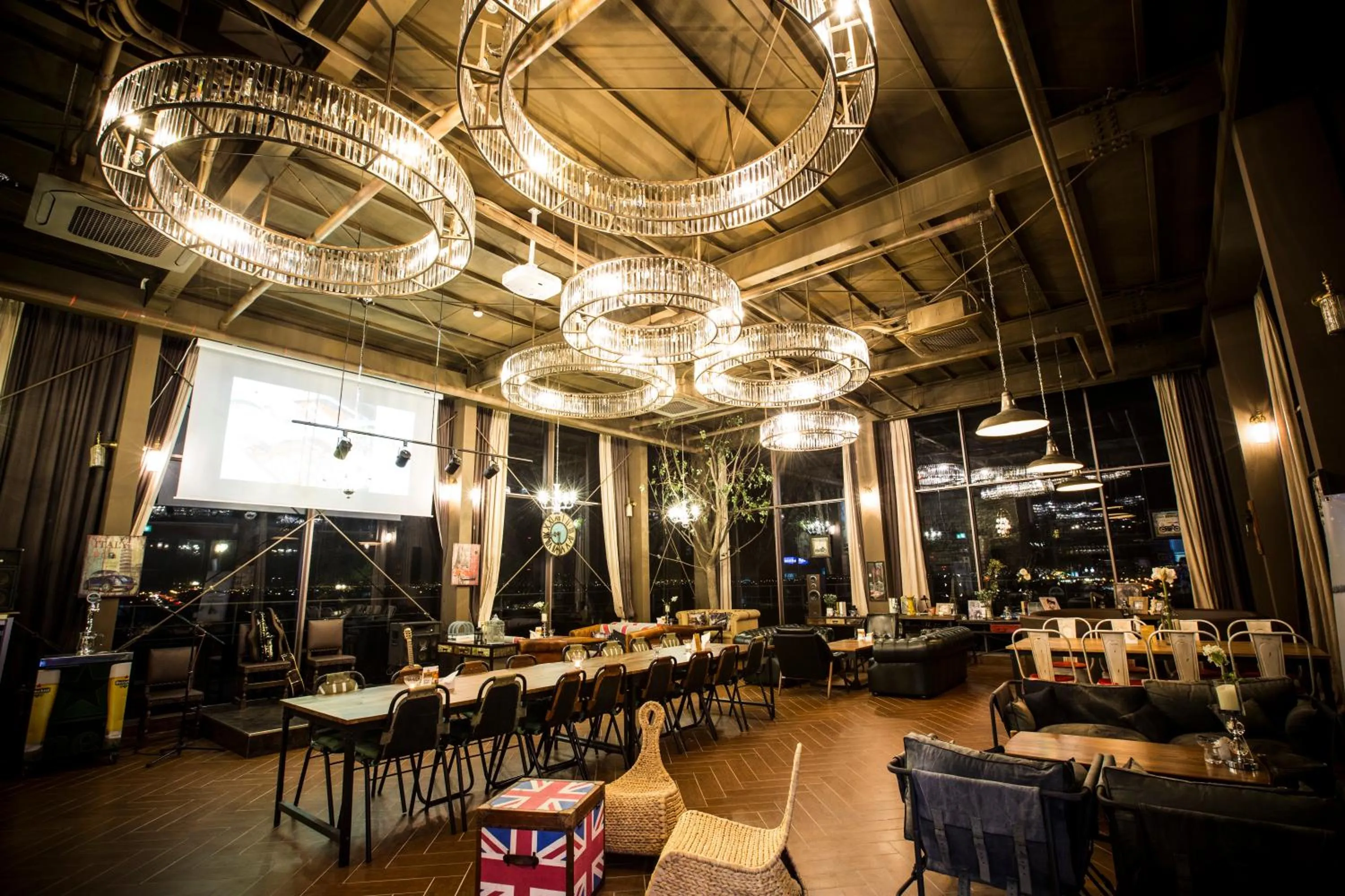 Restaurant/places to eat in I Square Hotel