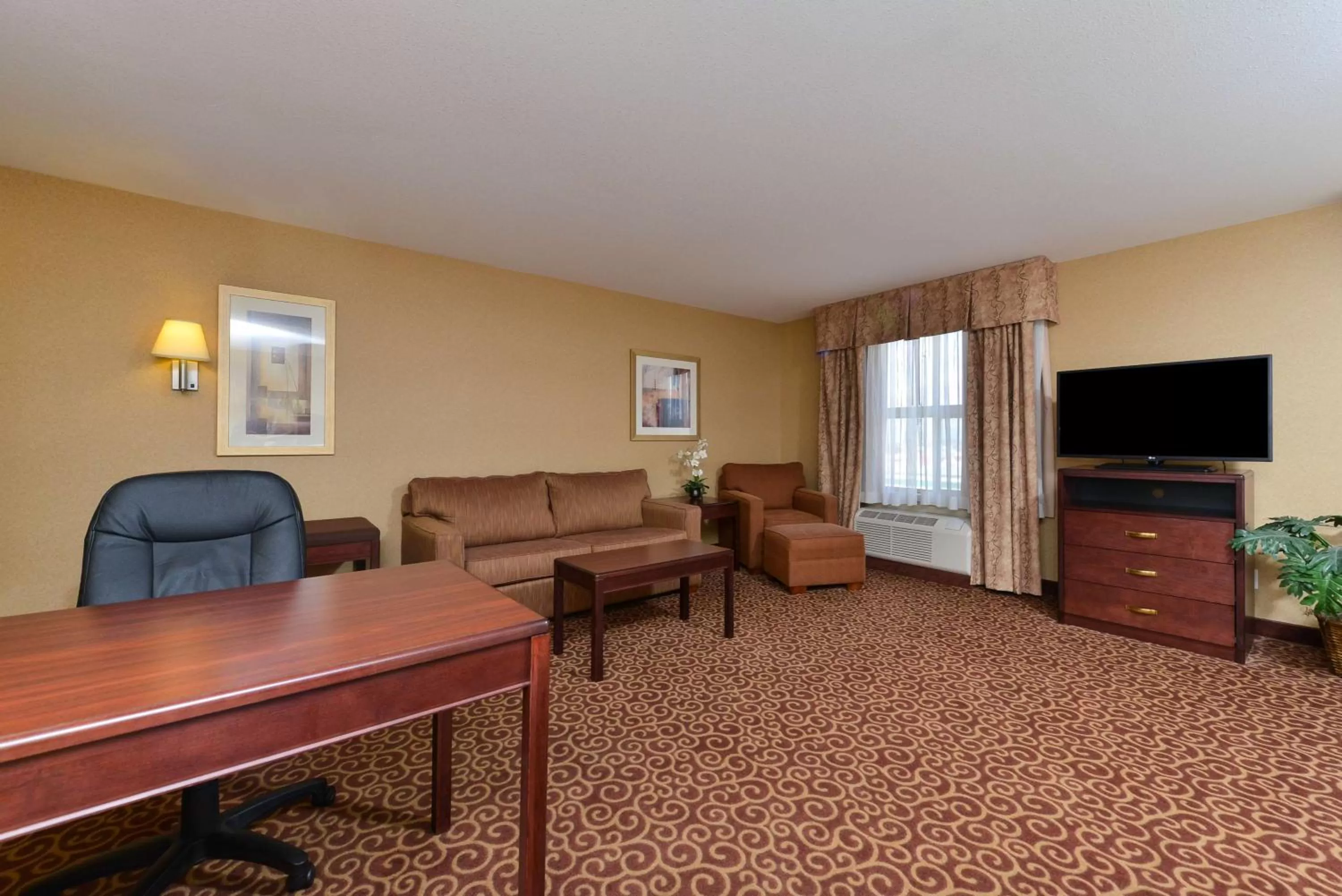 Bed in Hampton Inn & Suites by Hilton Edmonton International Airport