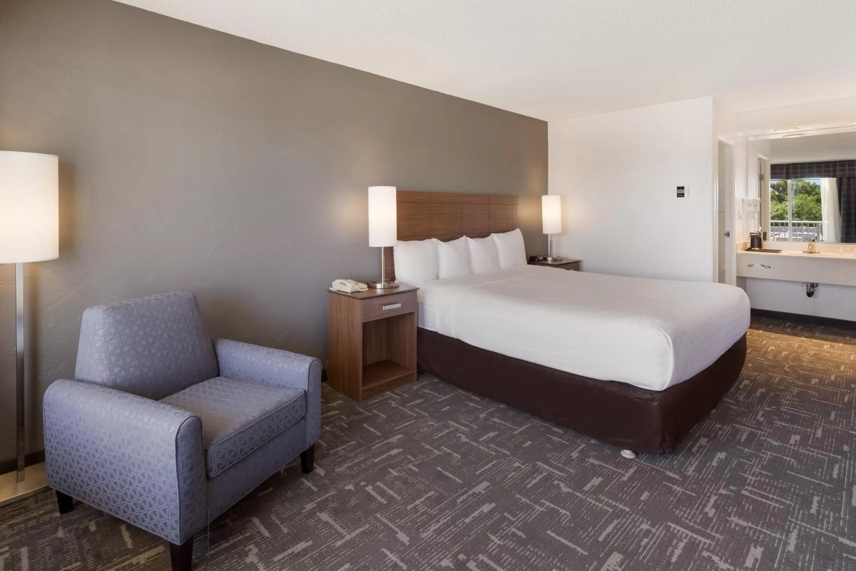 Seating area, Bed in Clarion Hotel Concord-Walnut Creek