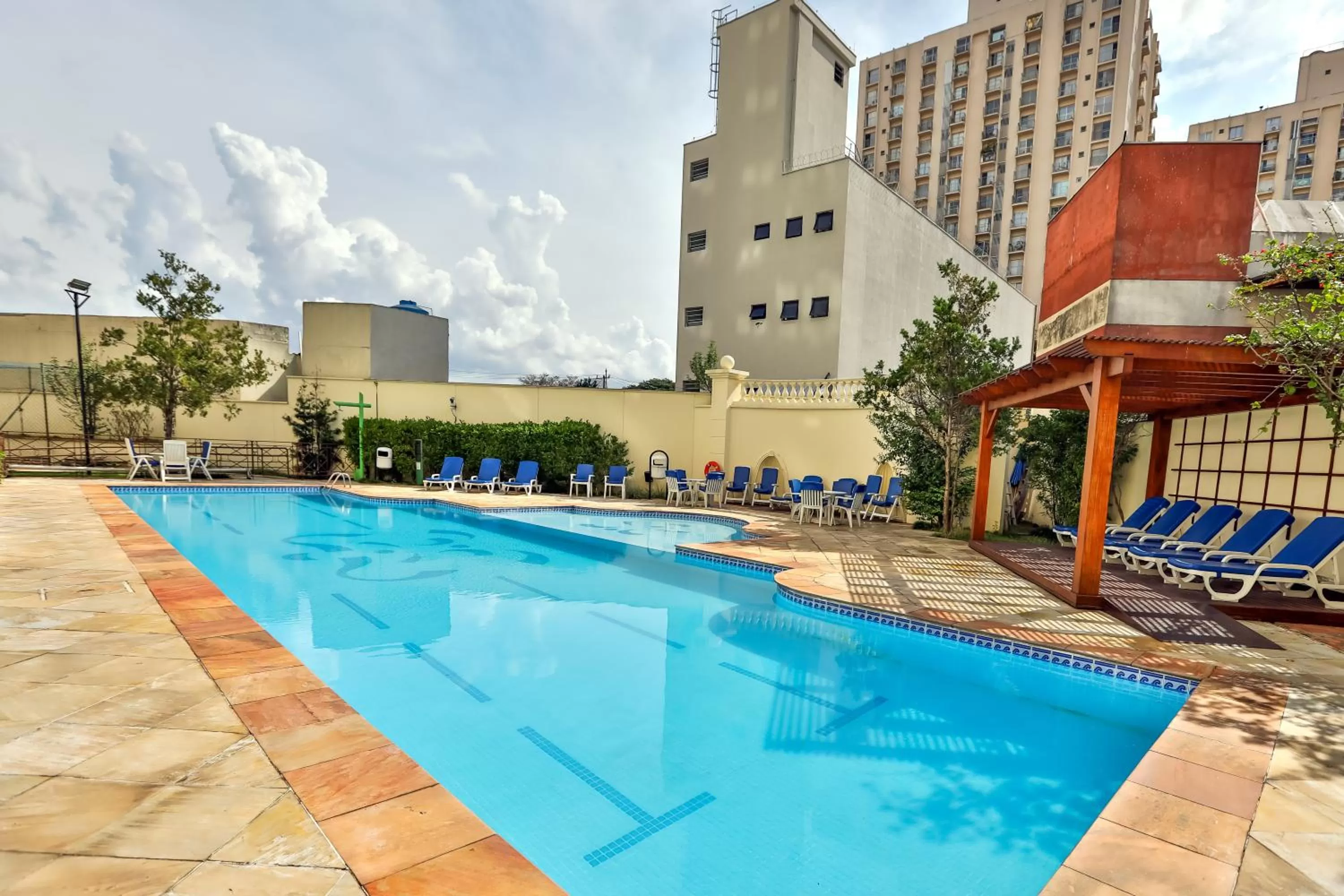 Swimming pool in Quality Suites Vila Olimpia