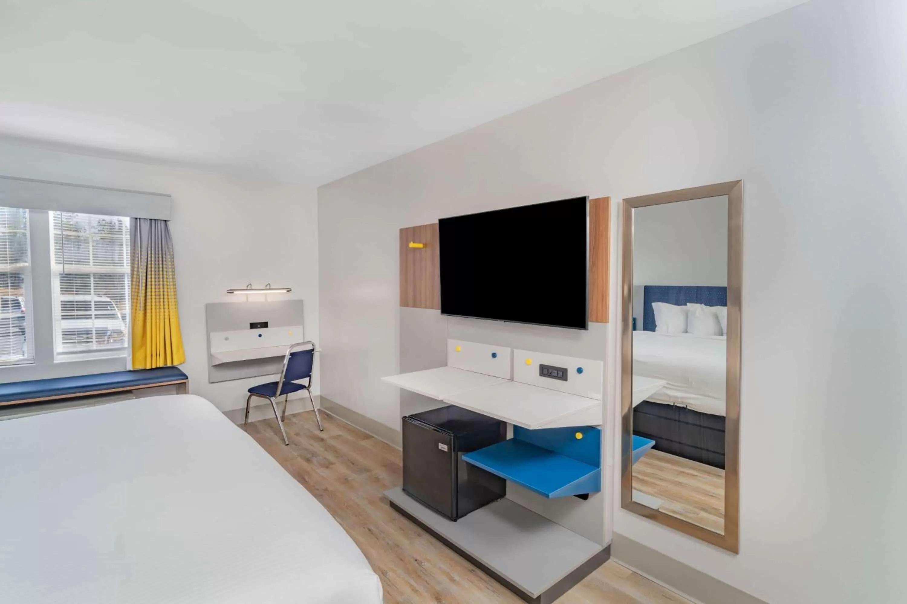 Photo of the whole room, TV/Entertainment Center in Microtel Inn by Wyndham Athens