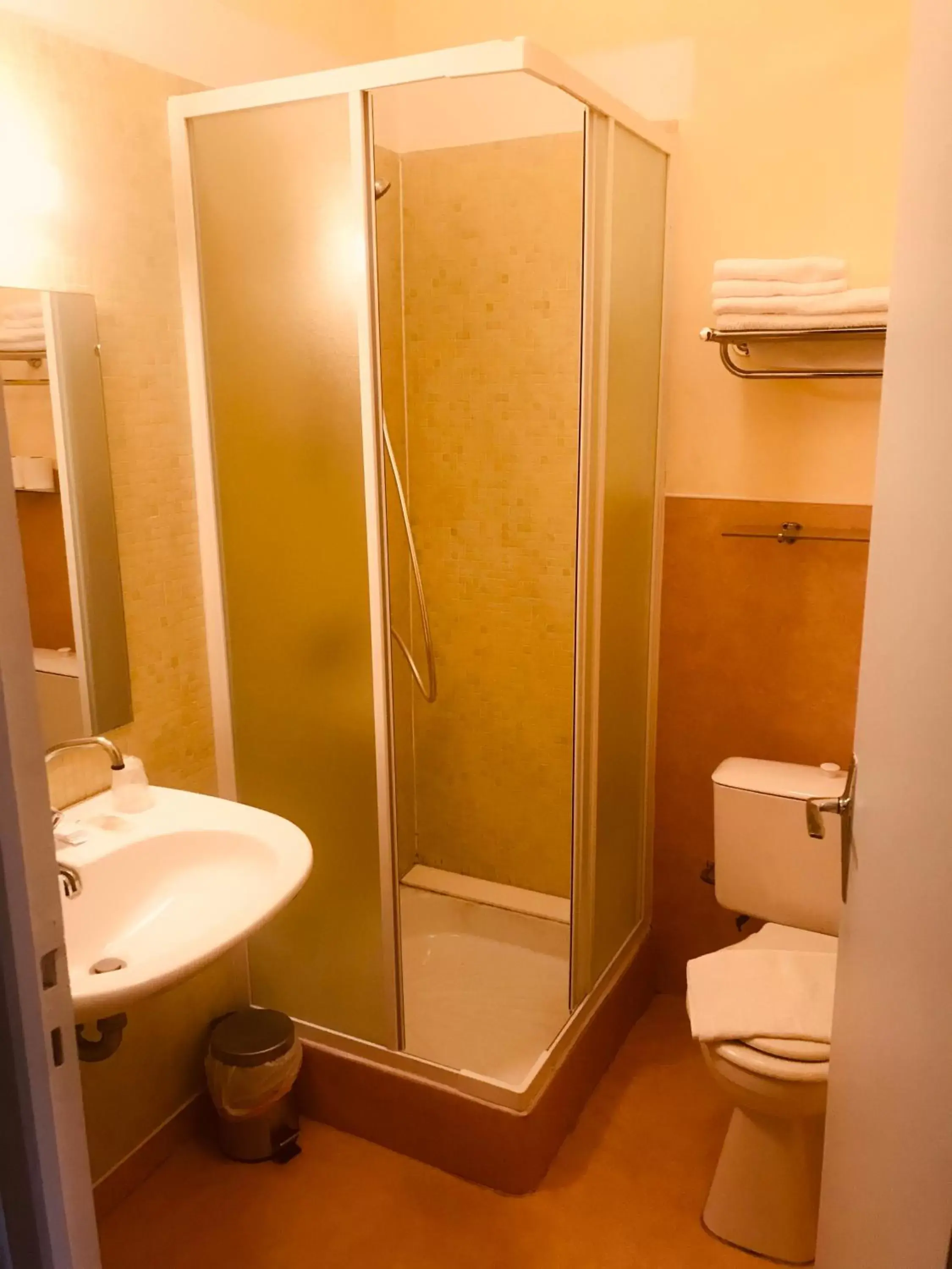 Standard Single Room with Shower in Hotel Restaurant L'AGAPANTHE Standard Single Room with Shower in Hotel Restaurant L'AGAPANTHE