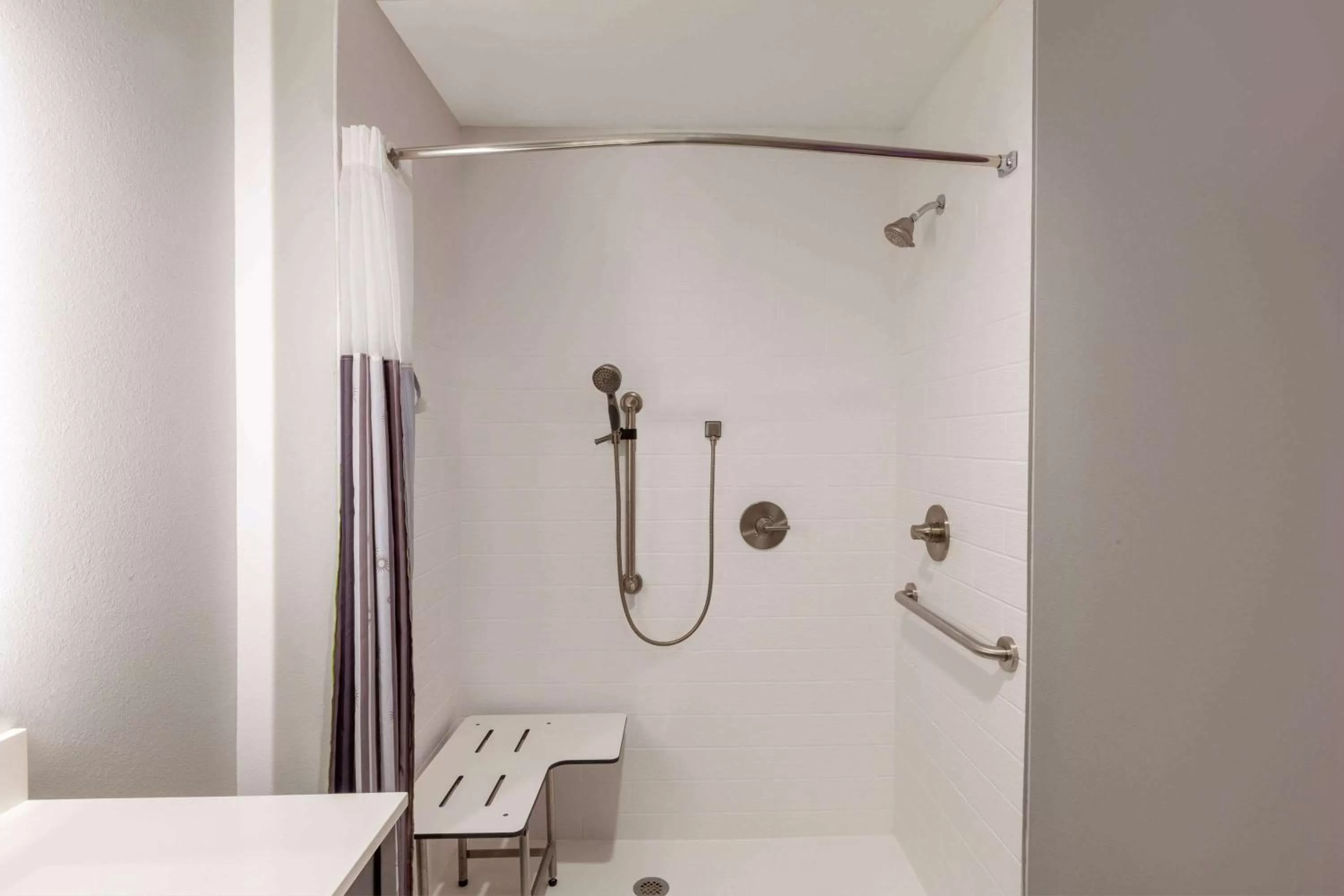 Bathroom in La Quinta Inn & Suites by Wyndham Lafayette Oil Center