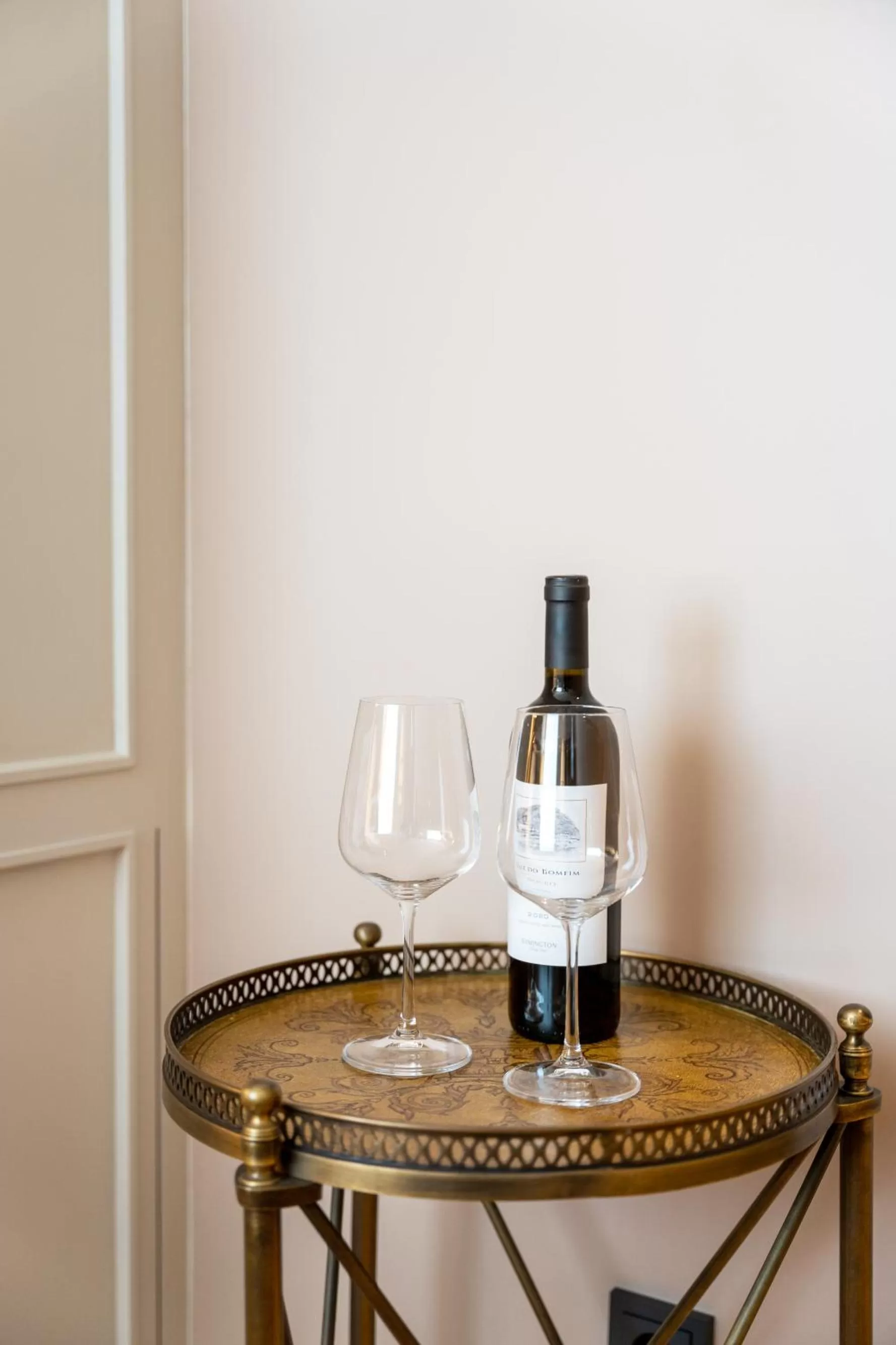 Drinks in Portie Deluxe Suites by DA'HOME