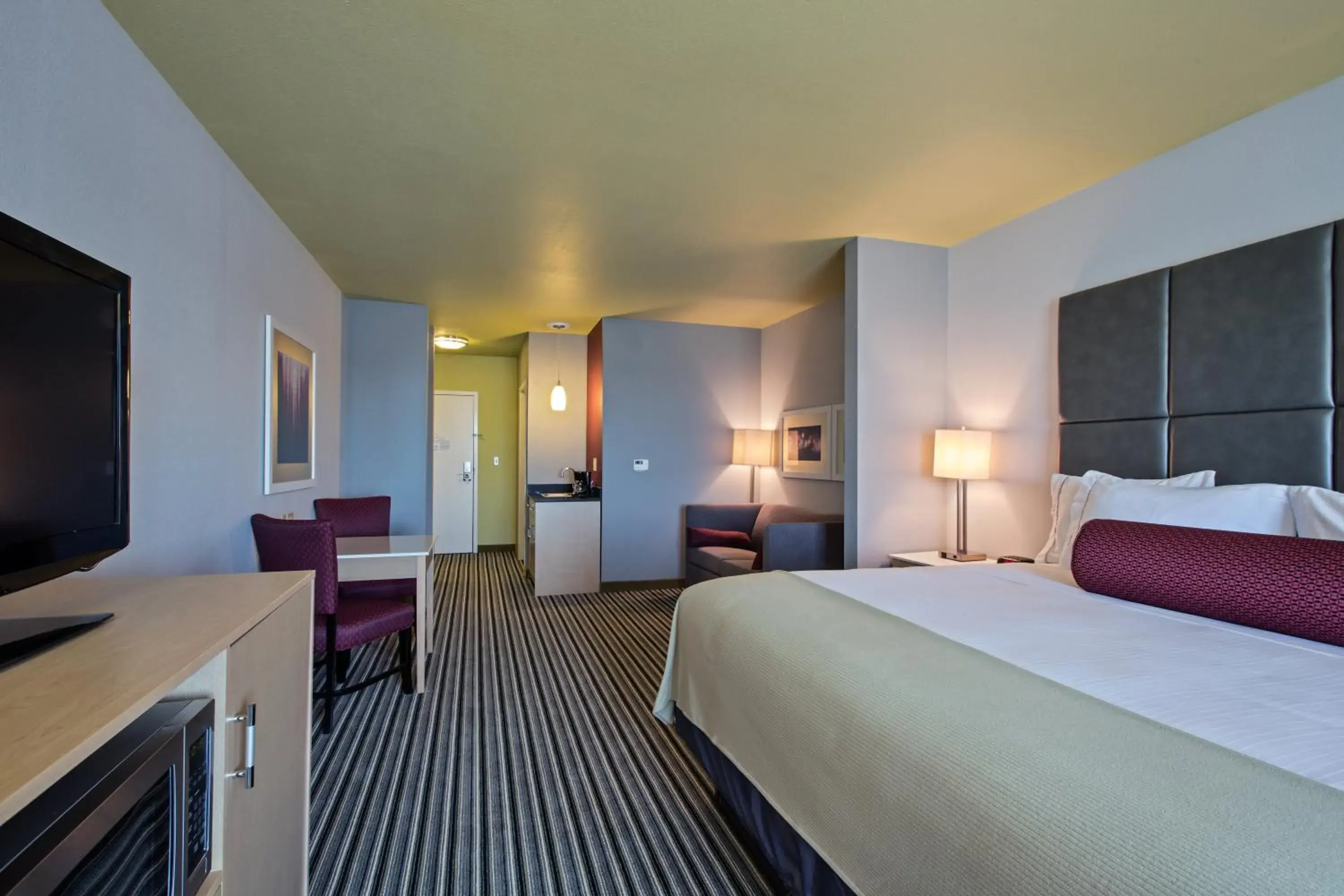 King Suite - Non-Smoking in Holiday Inn Express & Suites Carlisle - Harrisburg Area by IHG King Suite - Non-Smoking in Holiday Inn Express & Suites Carlisle - Harrisburg Area by IHG