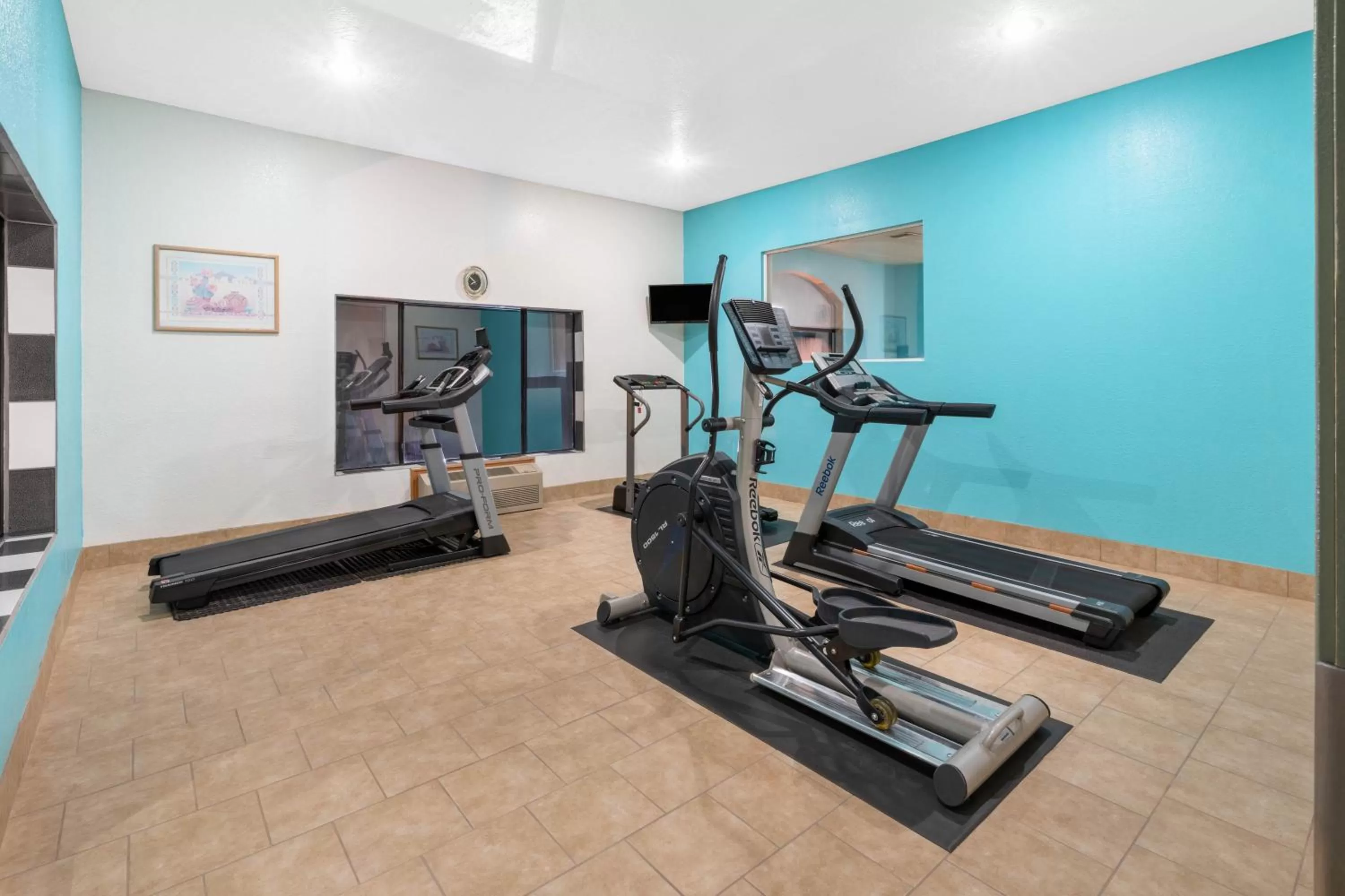 Fitness centre/facilities in Howard Johnson by Wyndham Holbrook