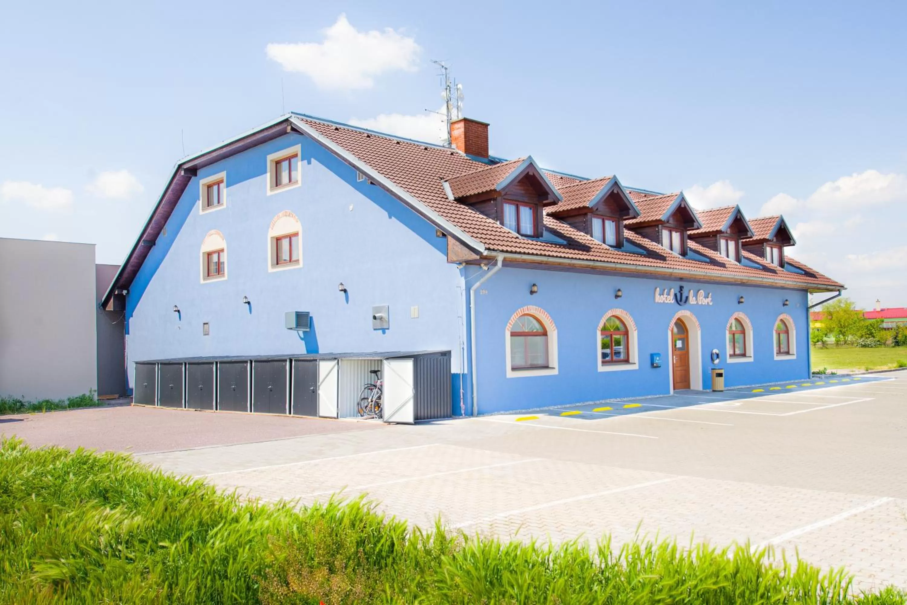 Facade/entrance, Property Building in La Port