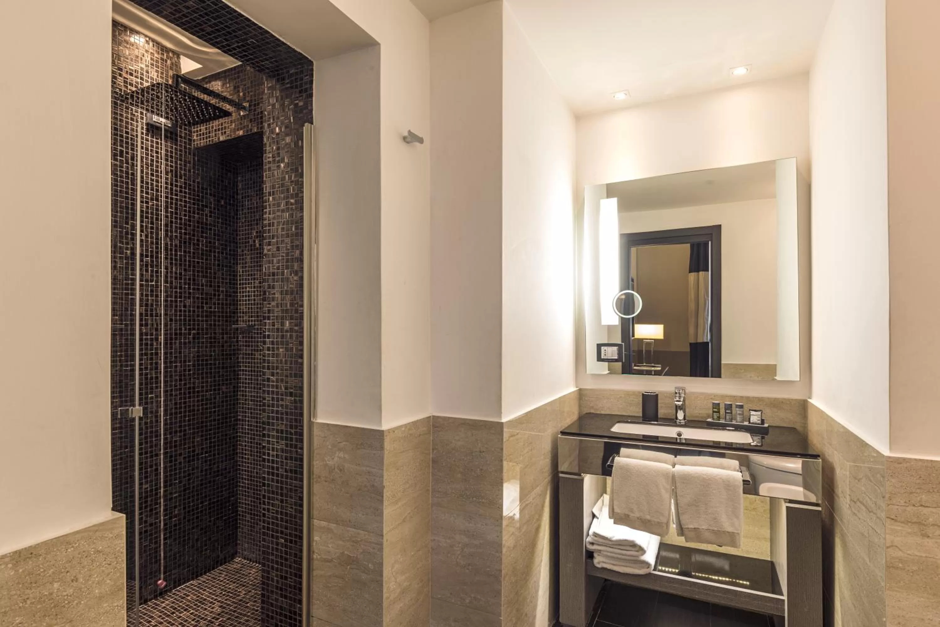 Bathroom in Rome Life Hotel