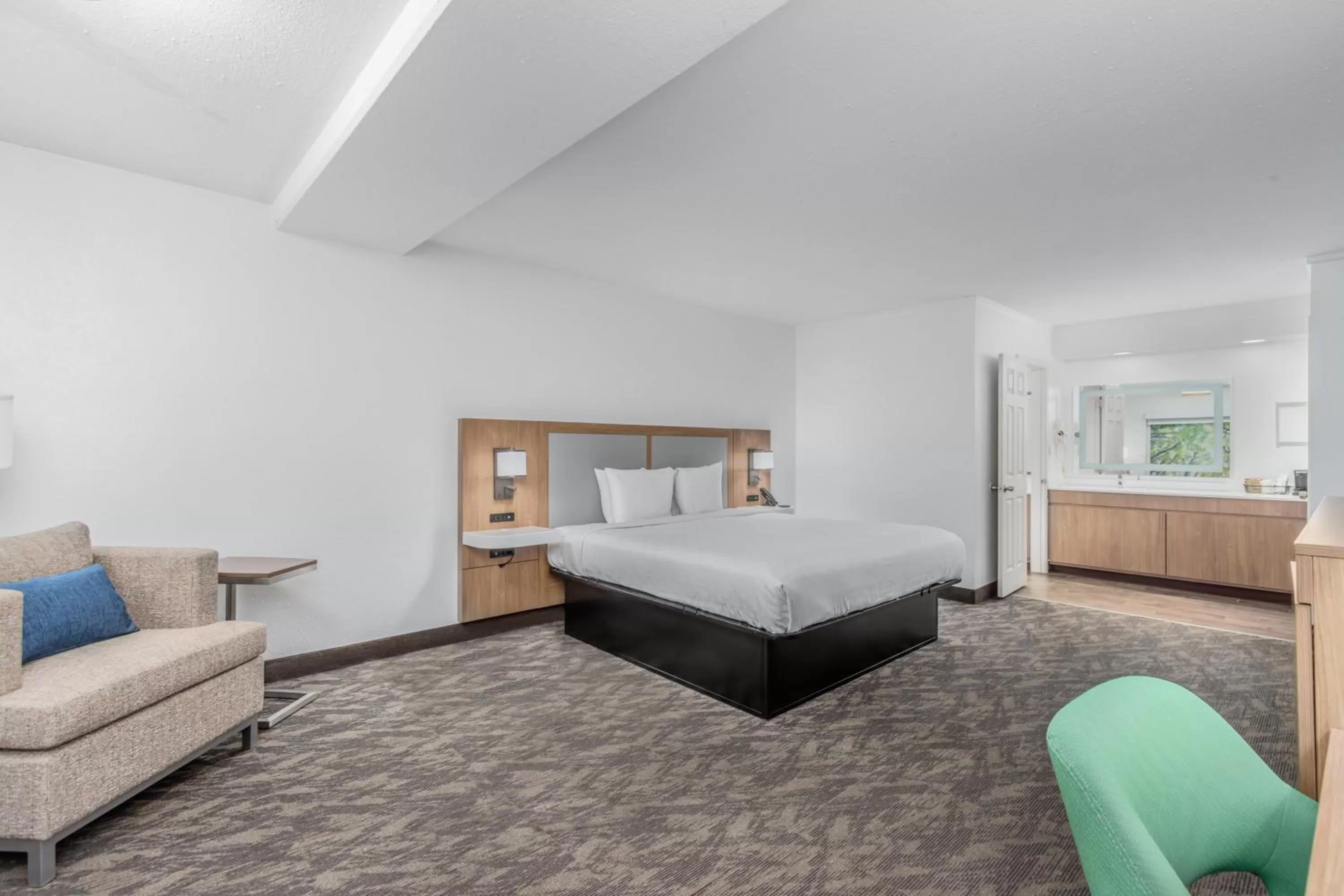 Standard King Room in Crossroads Inn & Suites