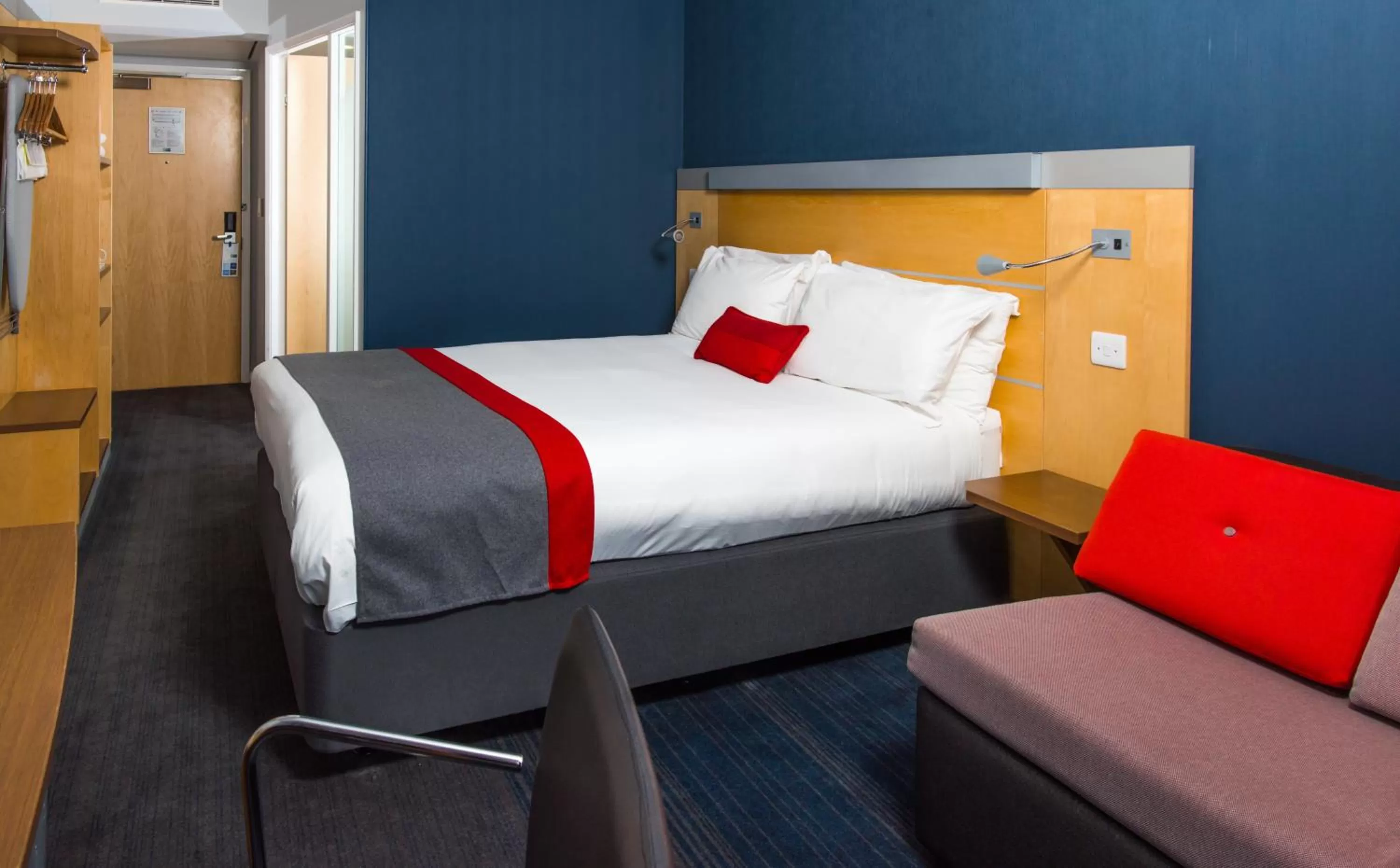 Photo of the whole room, Bed in Holiday Inn Express Cambridge by IHG