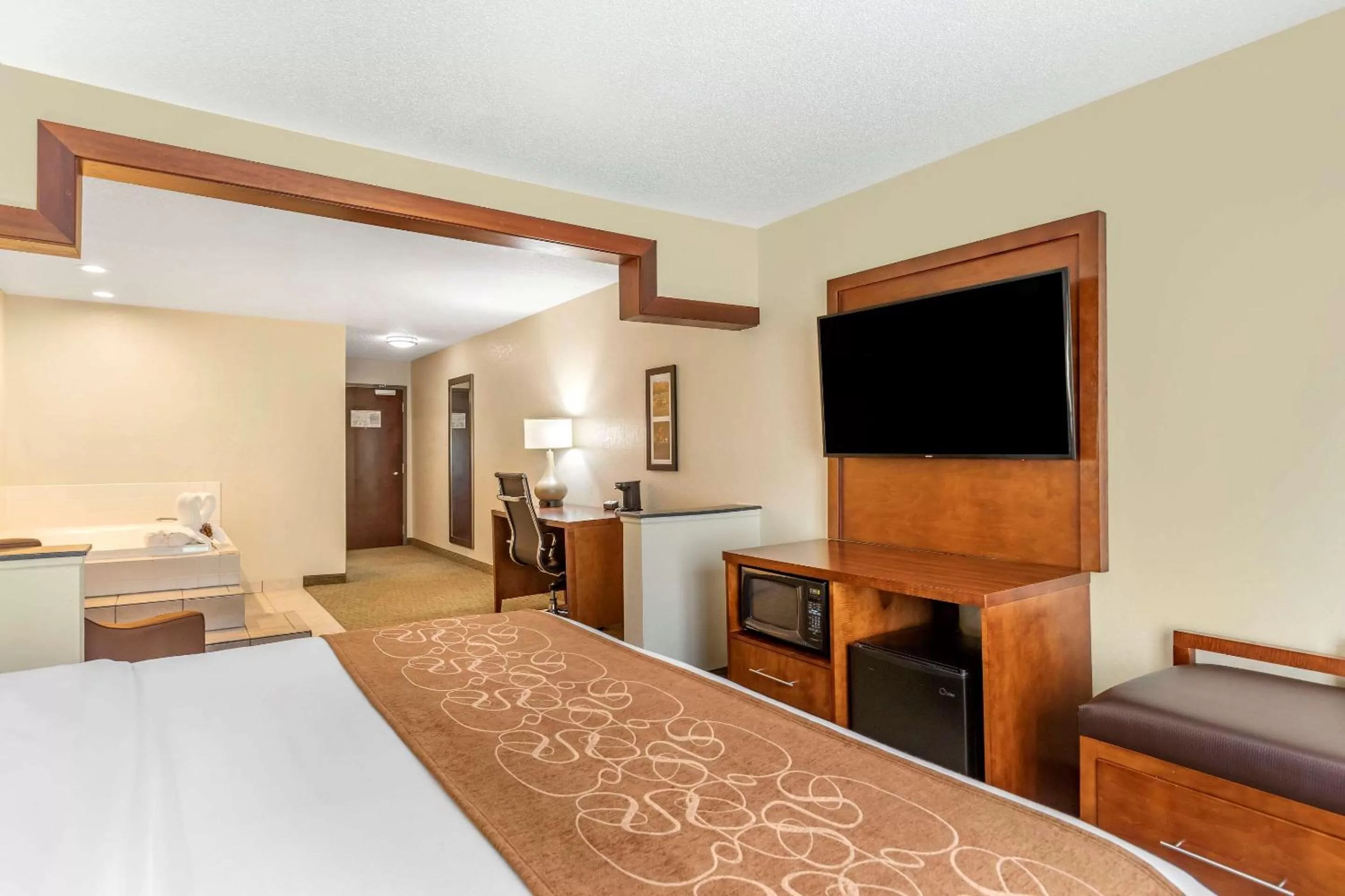 Photo of the whole room, Bed in Comfort Suites Grand Rapids North