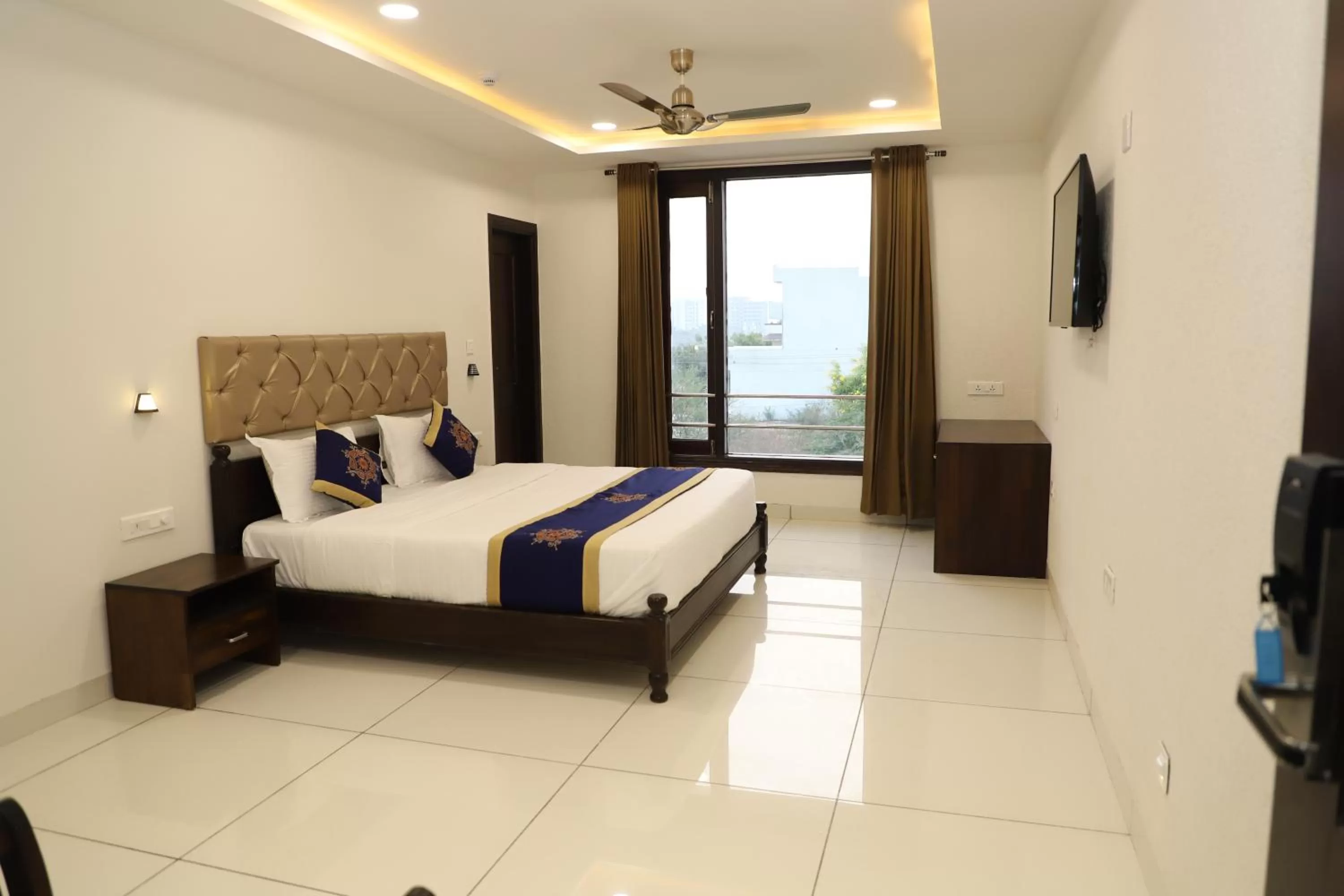 Photo of the whole room, Bed in Clover Inn