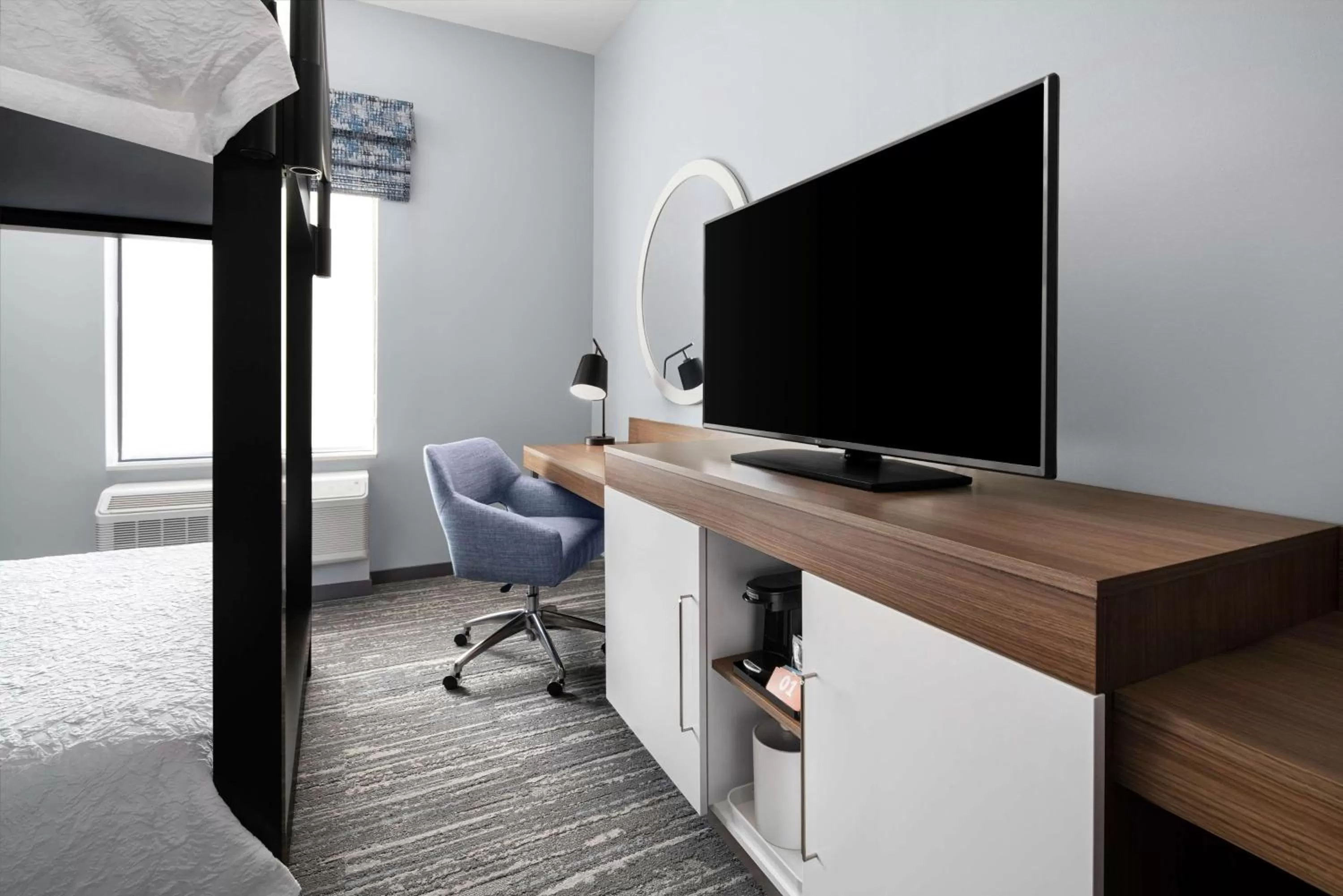 Bedroom in Hampton Inn & Suites Bridgeview Chicago, Il