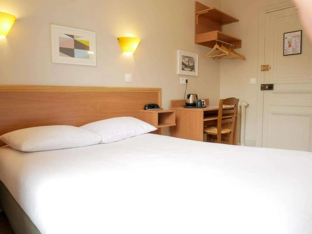 Bedroom, Bed in Bonséjour Montmartre