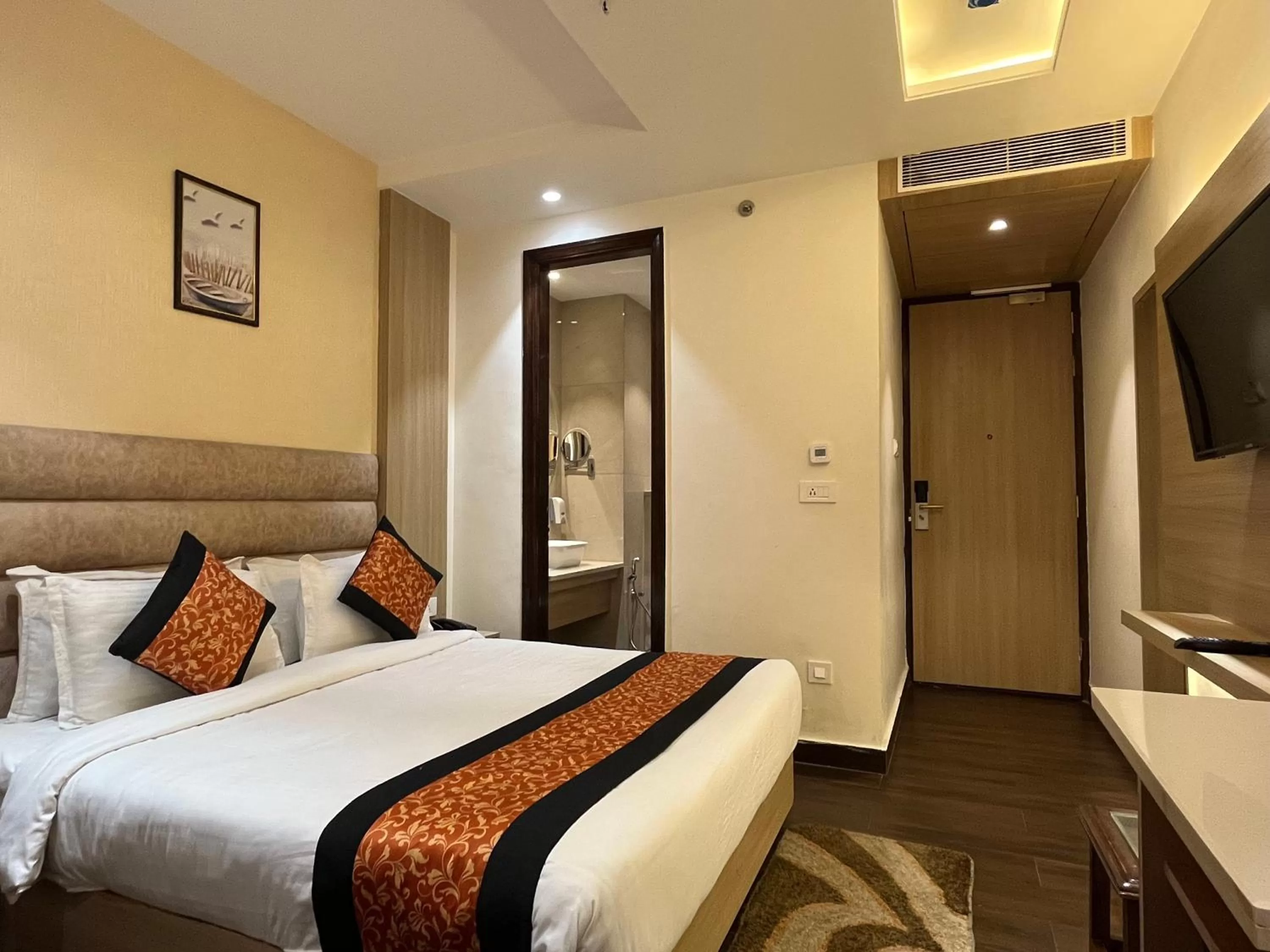 Photo of the whole room, Bed in RRV Hotel