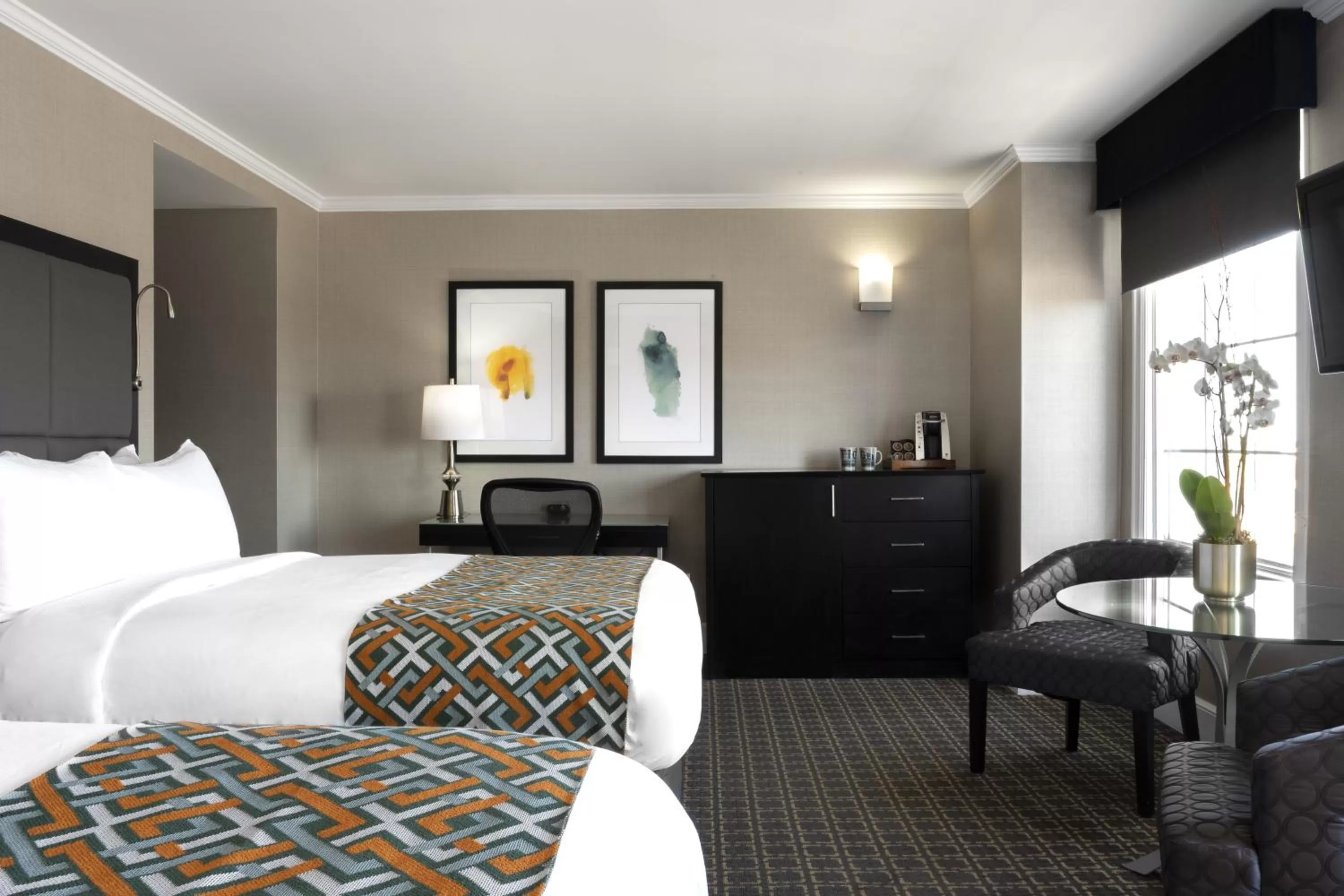 Photo of the whole room, Bed in voco The Tiger Hotel, Columbia, MO by IHG