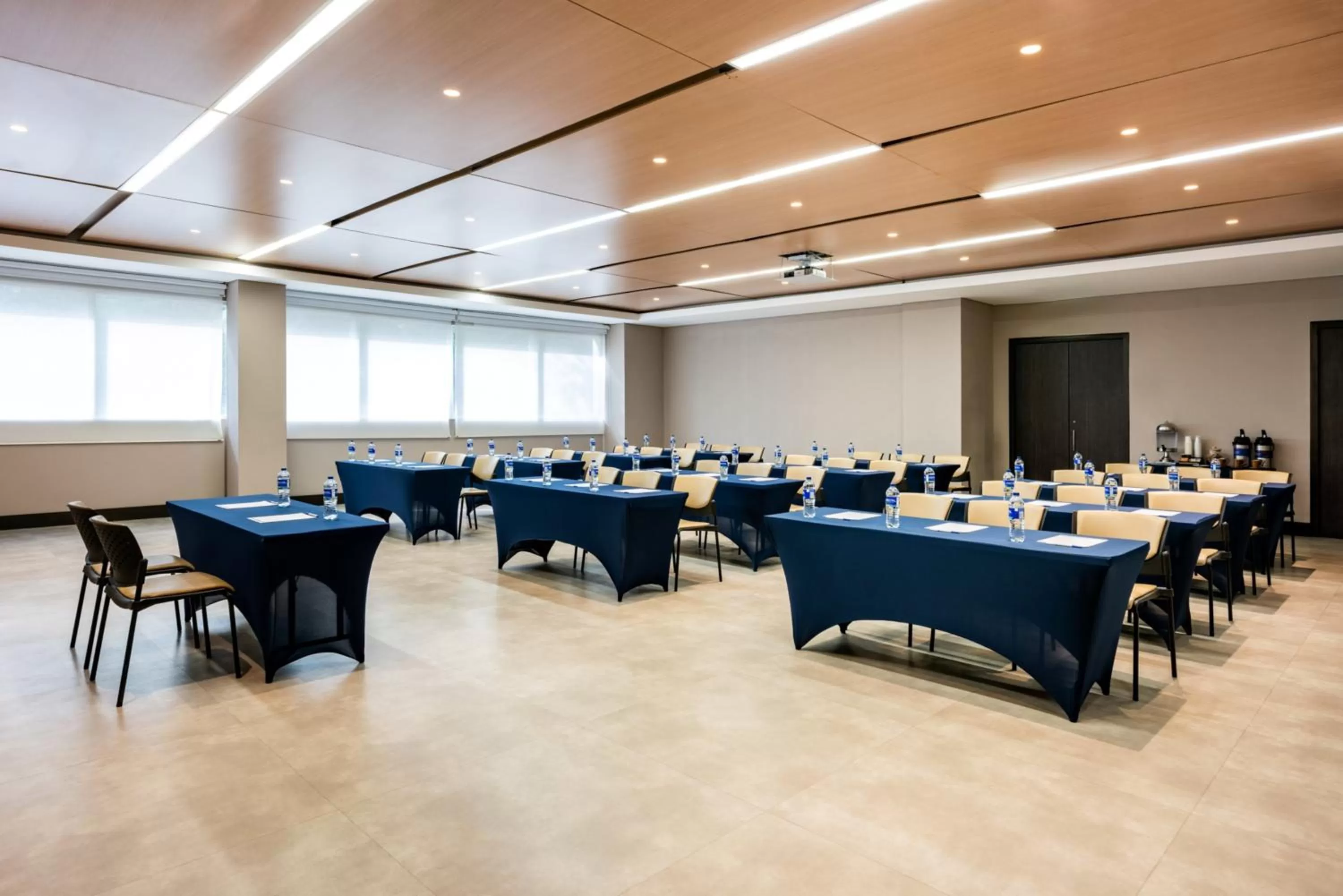 Meeting/conference room in Holiday Inn Express - Cartagena Bocagrande by IHG