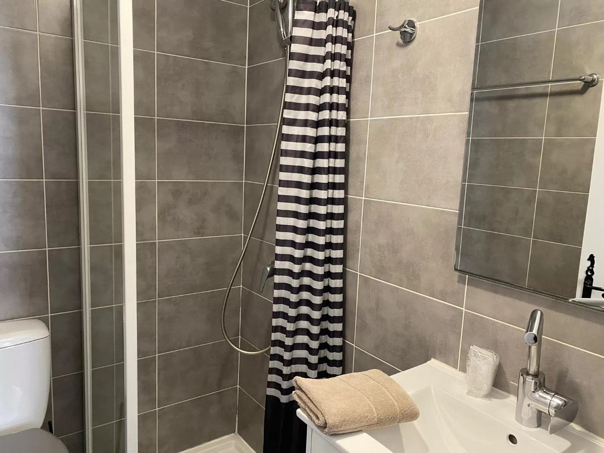 Property building in Hôtel Restaurant Le Provençal