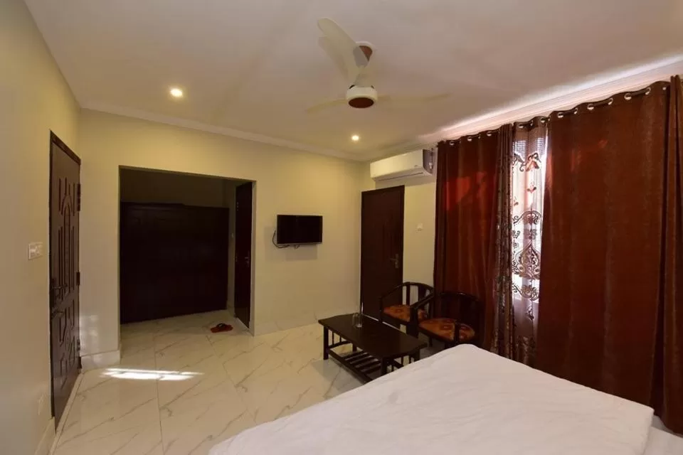 Photo of the whole room, Bed in Hotel La Orilla Muzaffarabad