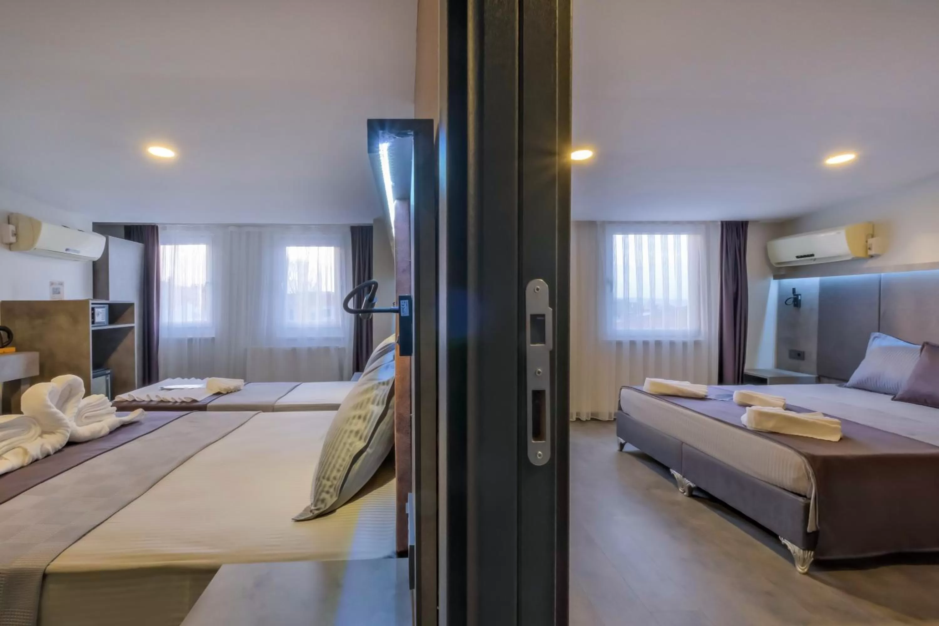 Photo of the whole room, Bed in The Queen Hotel