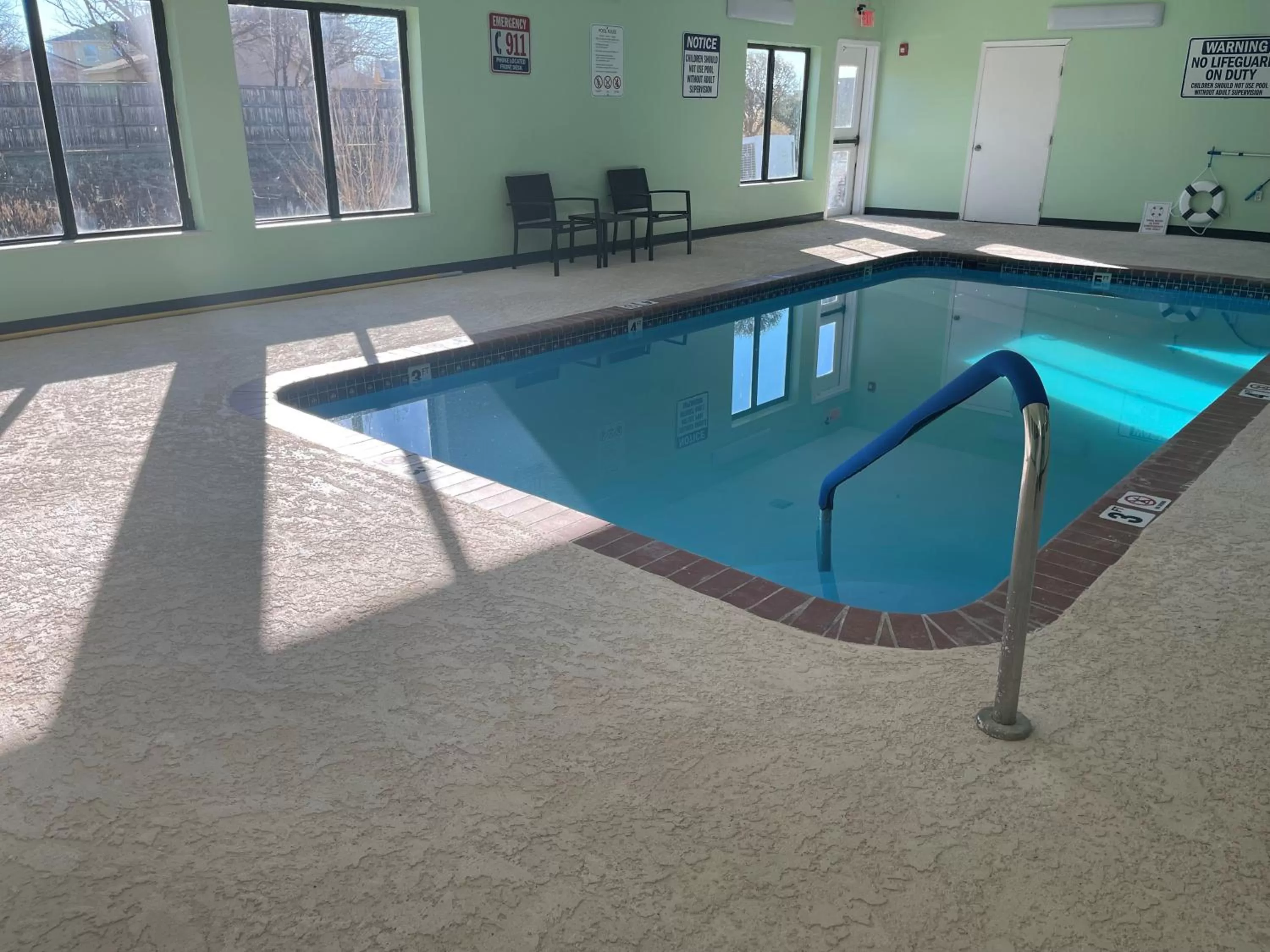 Swimming pool in Quality Suites Abilene Mall Area