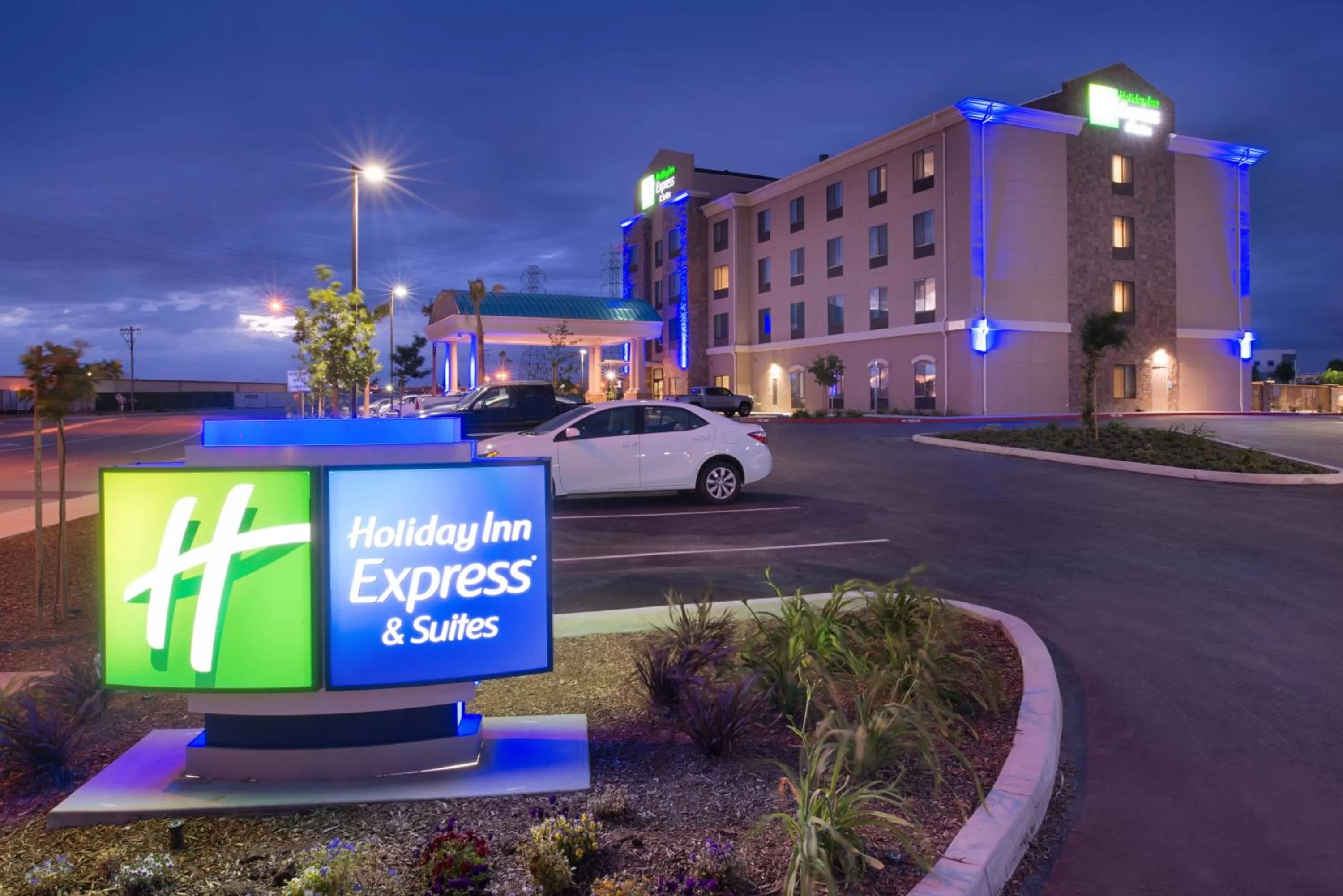 Property building in Holiday Inn Express & Suites Bakersfield Airport by IHG