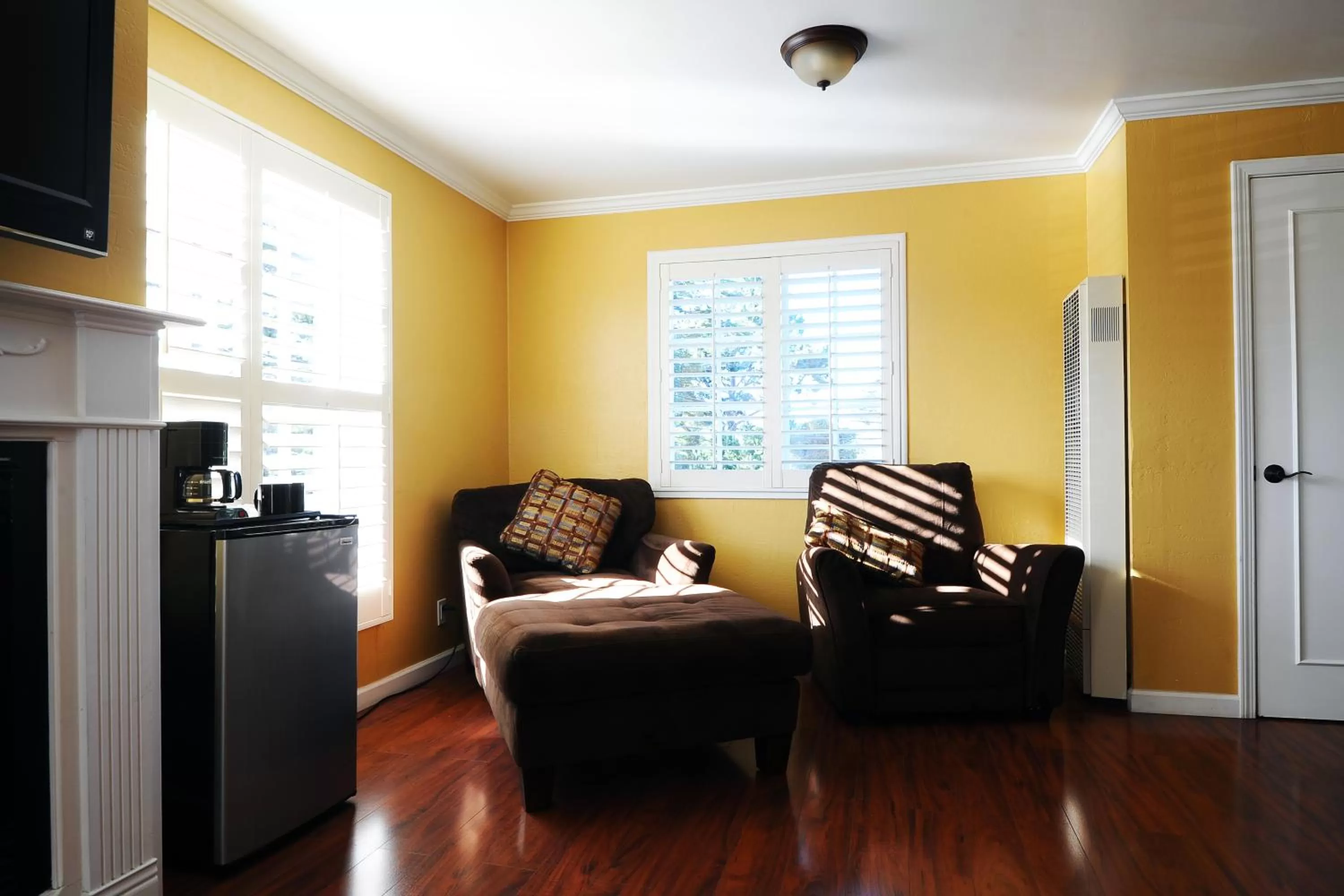Living room in Sunset Inn Pacific Grove