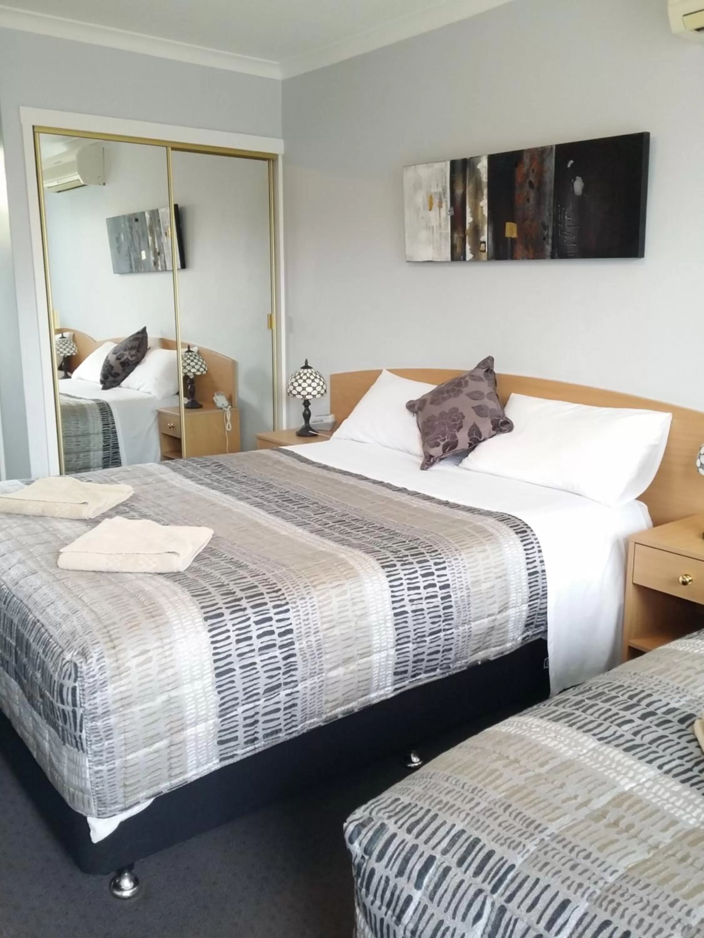 Photo of the whole room, Bed in White Manor Motel