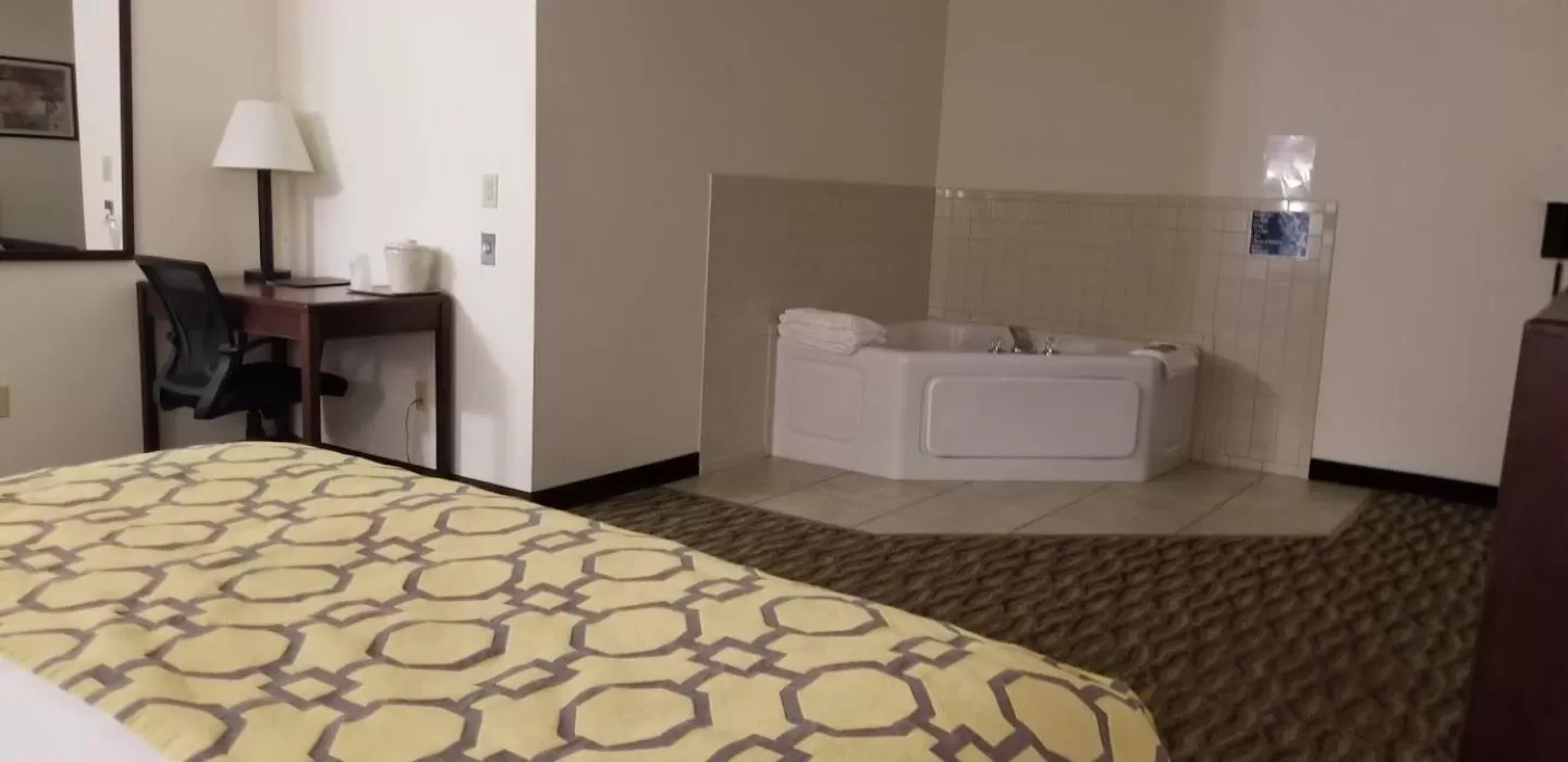 Hot Tub, Bed in Baymont by Wyndham Harlan