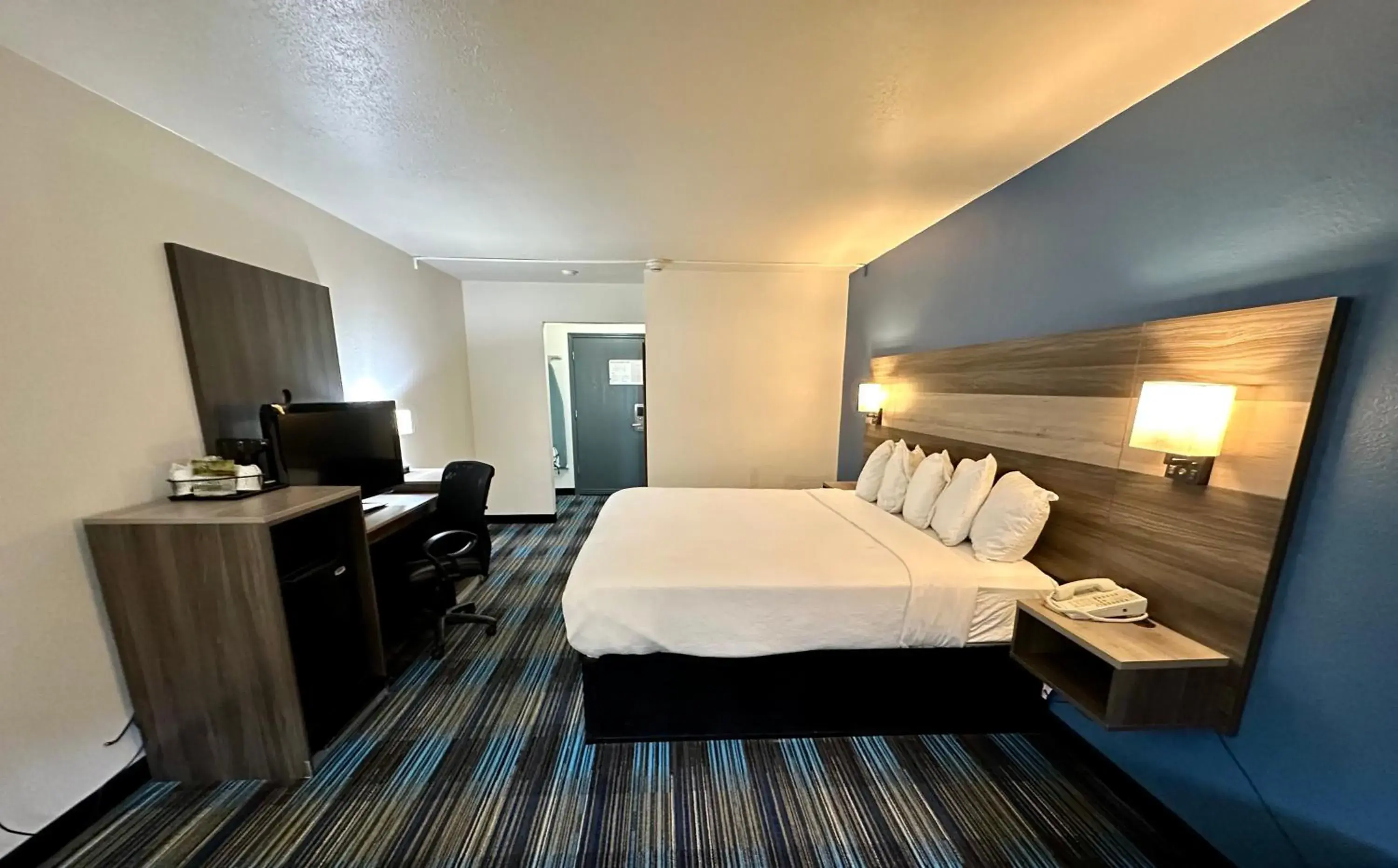 1 King Bed, Mobility/Hearing Accessible Room, Roll-In Shower, Non-Smoking in Baymont by Wyndham Kansas City KU Medical Center 1 King Bed, Mobility/Hearing Accessible Room, Roll-In Shower, Non-Smoking in Baymont by Wyndham Kansas City KU Medical Center