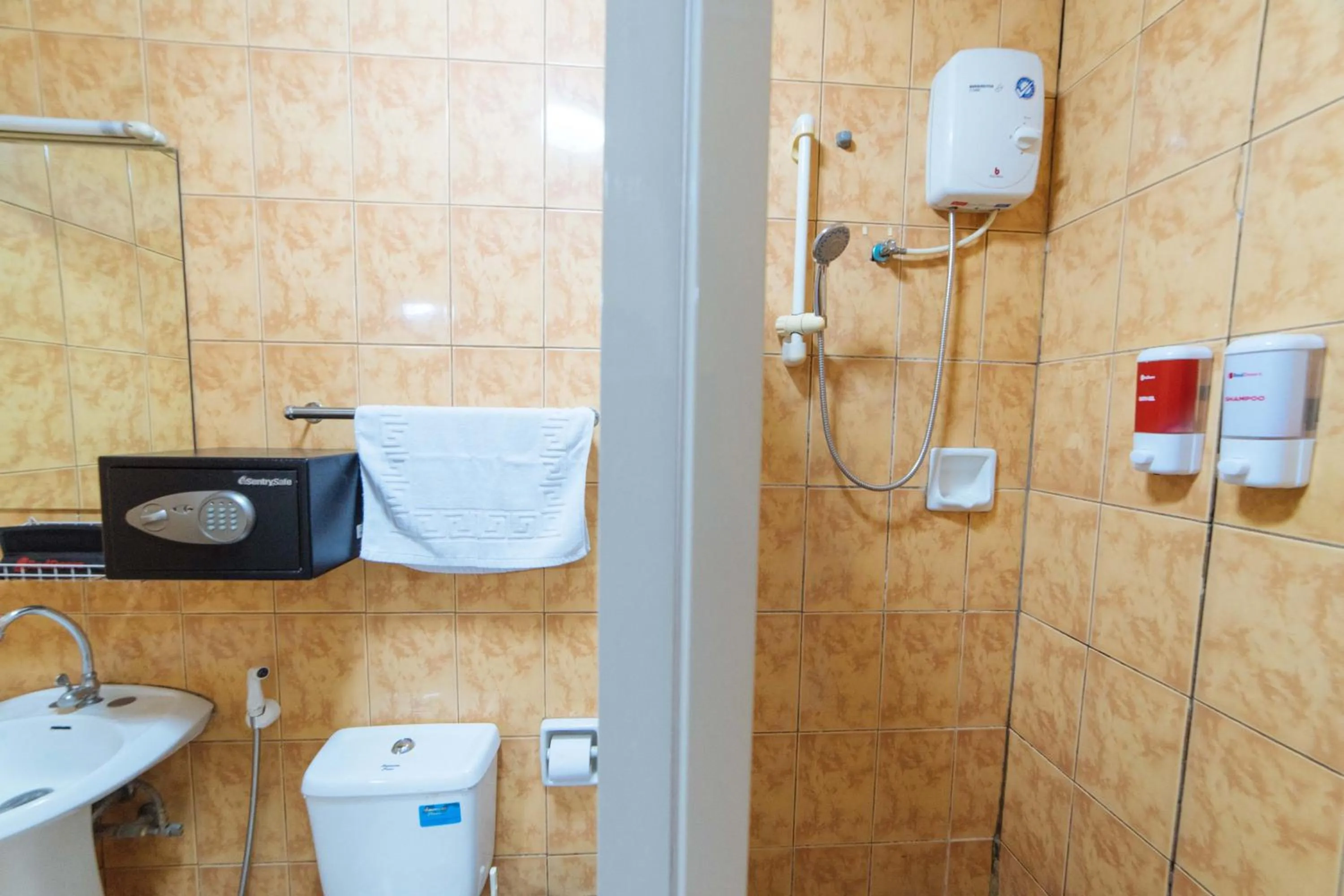 Shower in RedDoorz @ Clarkview 21st Street Angeles City